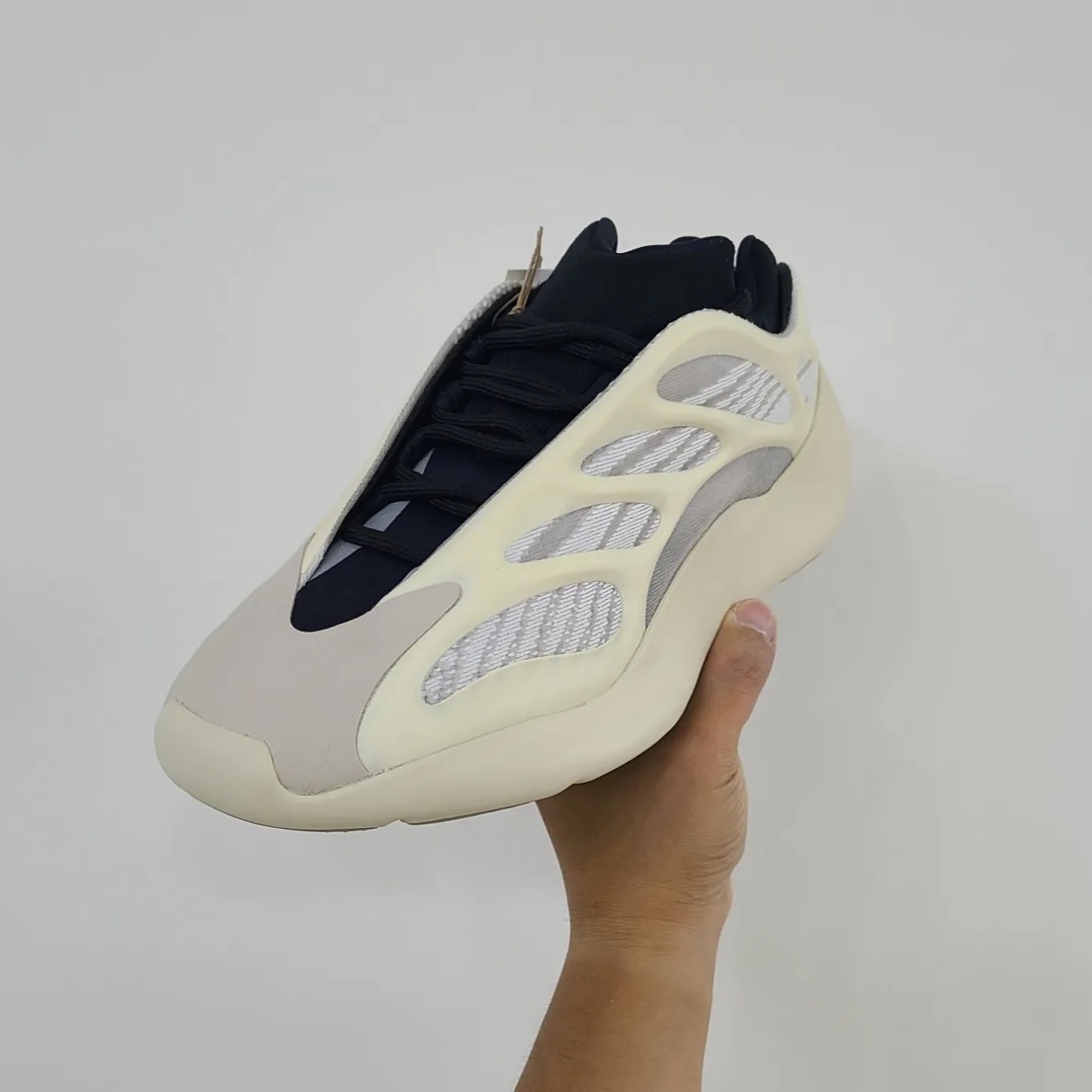 Adidas Yeezy 700 V3 Azael 2022/2023, Adidas Yeezy 700 V3 Azael 2019 착용 스타일 - 1