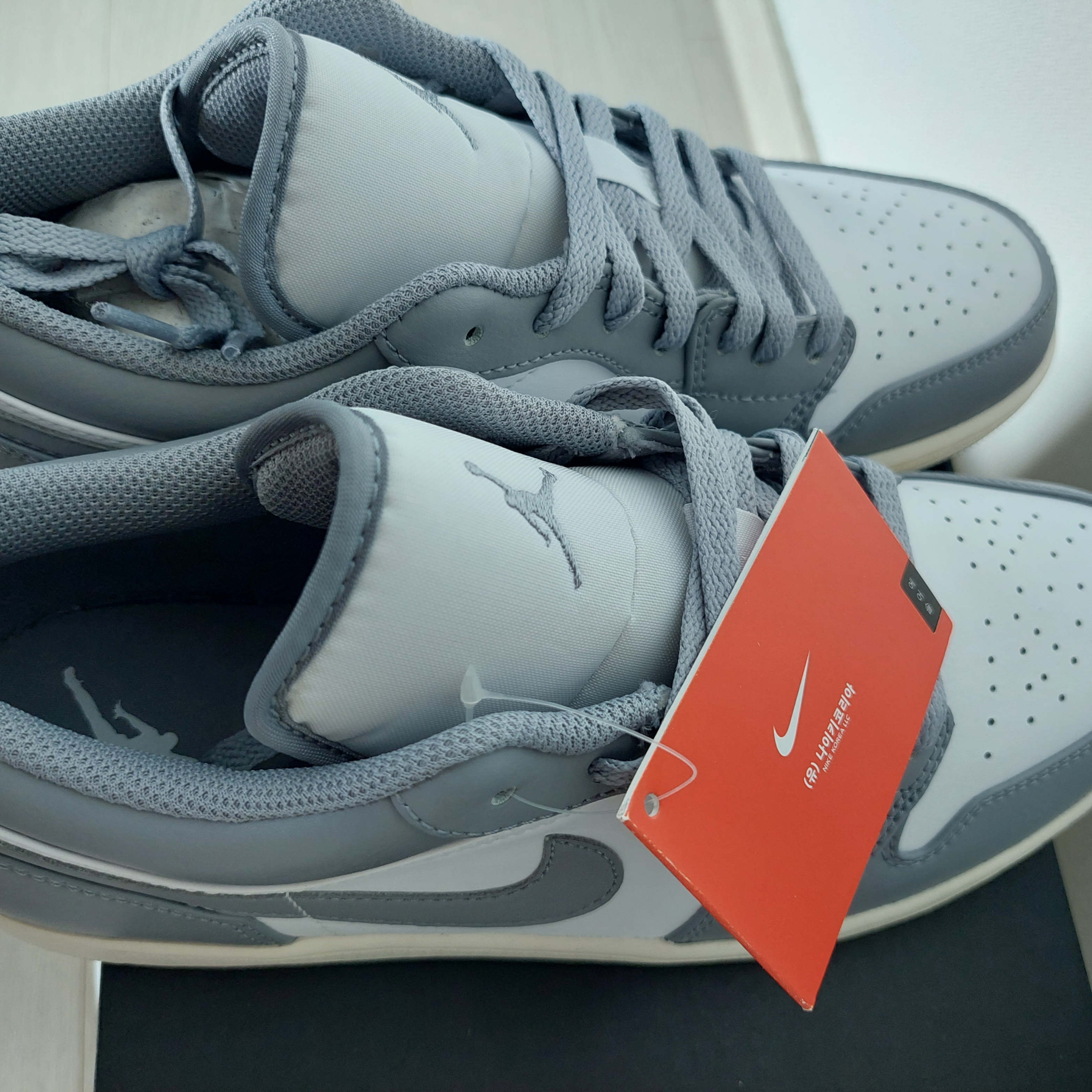 Jordan 1 Low Stealth and White 착용 스타일