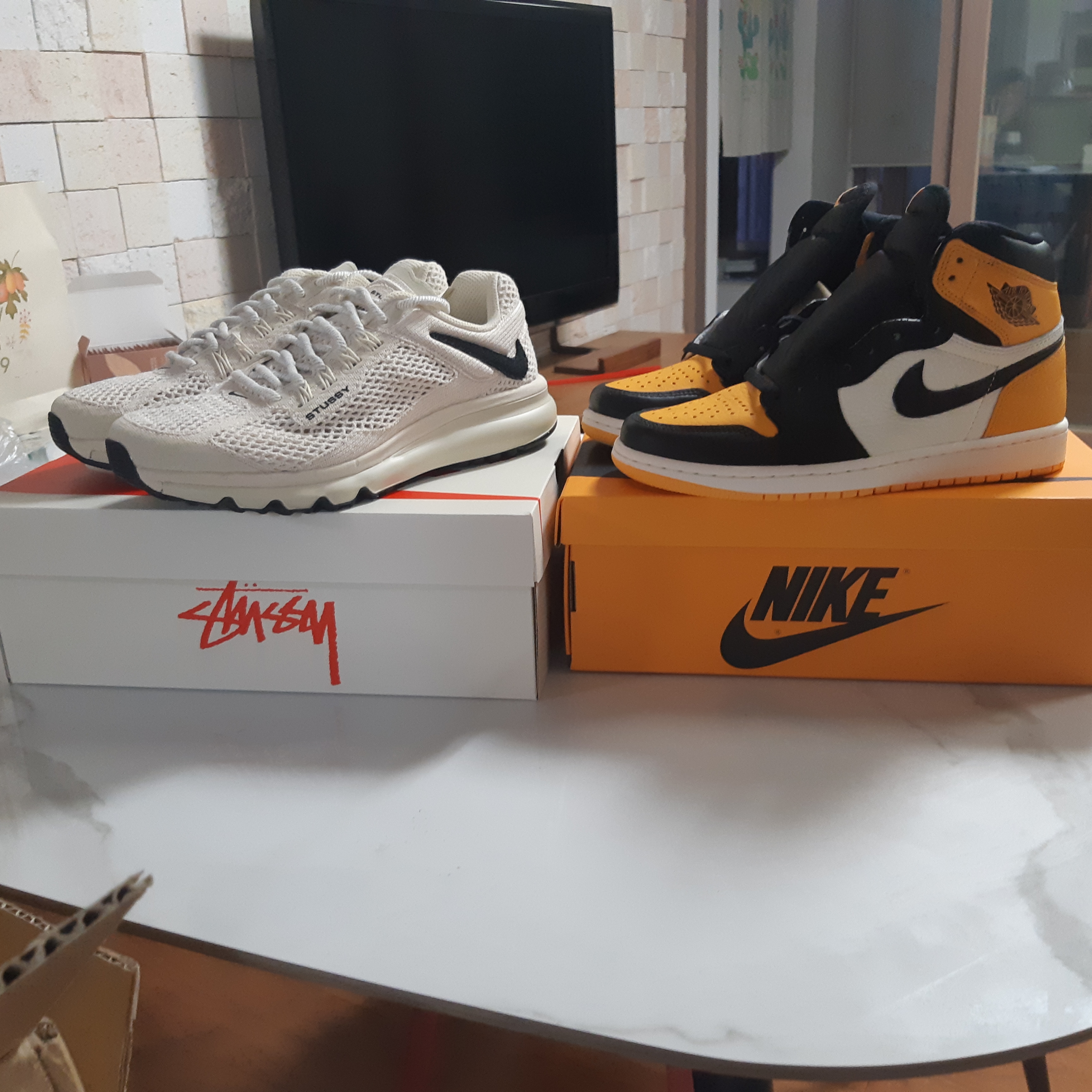Nike x Stussy Air Max 2013 Fossil, Jordan 1 Retro High OG Taxi 착용 스타일 - 2