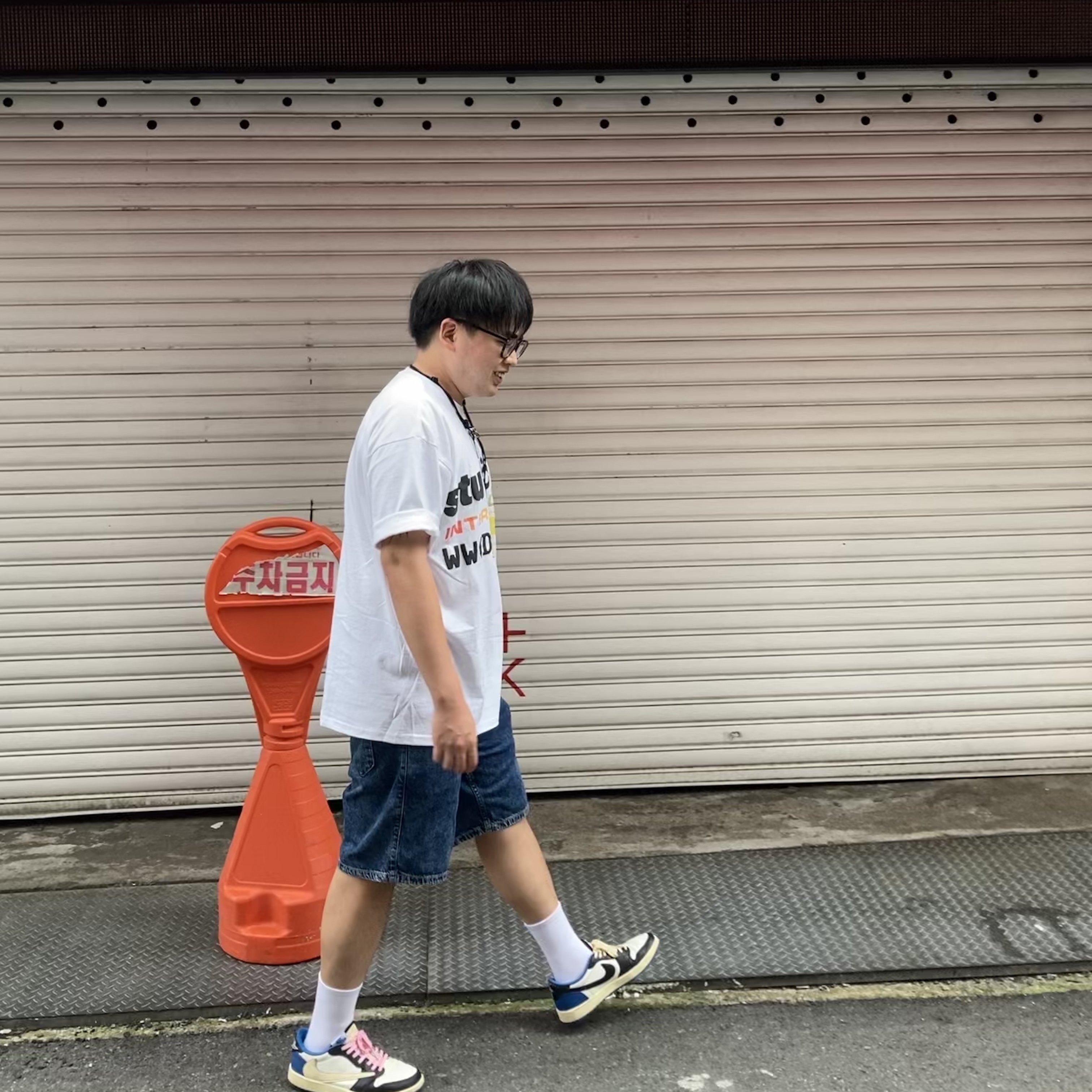 Jordan 1 x Travis Scott x Fragment Retro Low OG SP Military Blue, Stussy x Cactus Plant Flea Market International T-Shirt White 착용 스타일