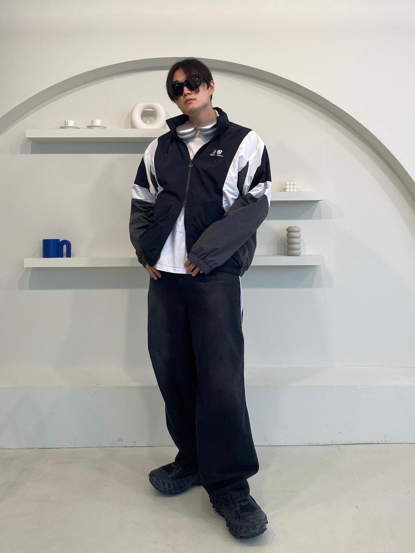 Balenciaga Defender Sneakers Black, Apple AirPods Max Lightning Silver (Korean Ver.) 착용 스타일 - 1