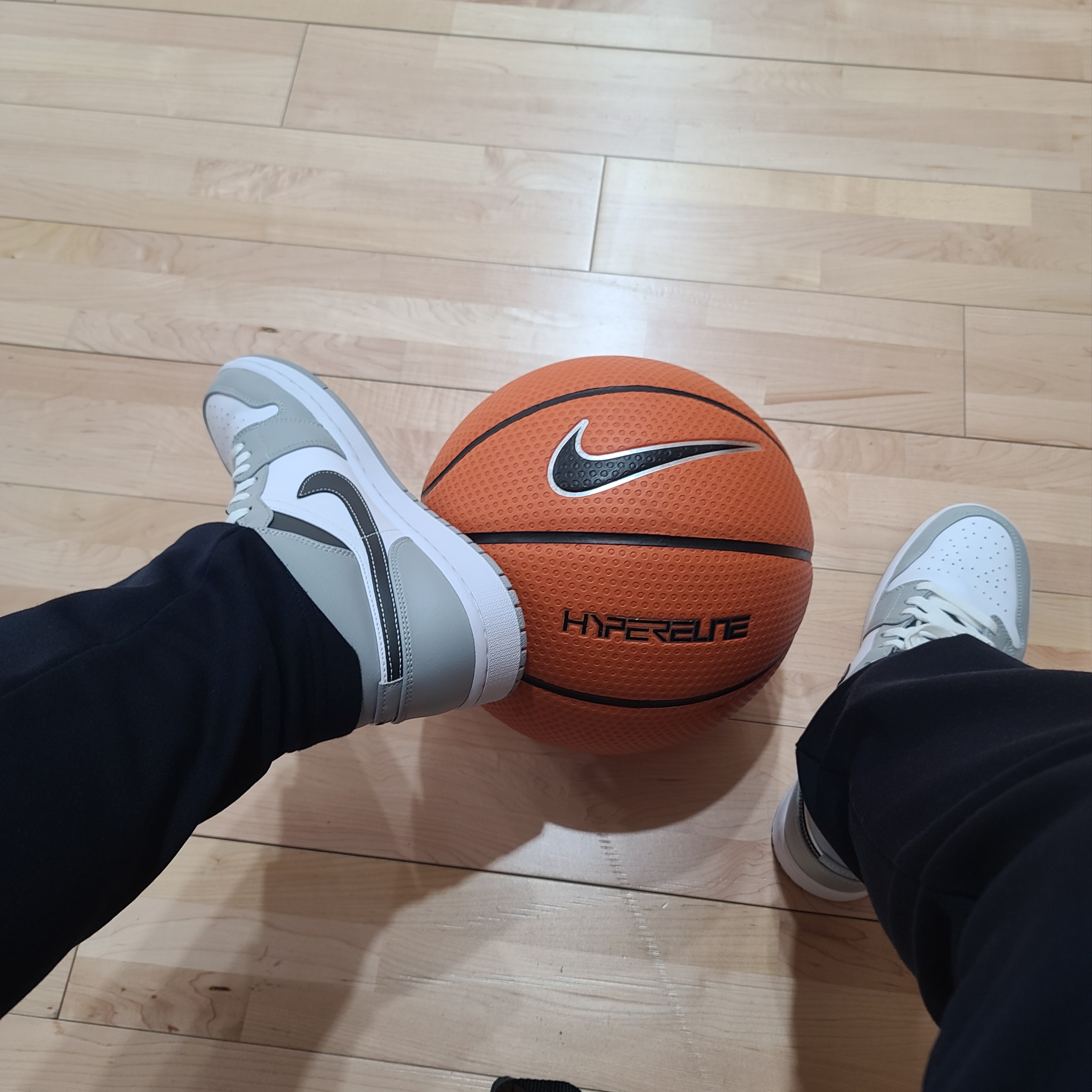 Jordan 1 Mid Light Smoke Grey Anthracite 착용 스타일 - 1