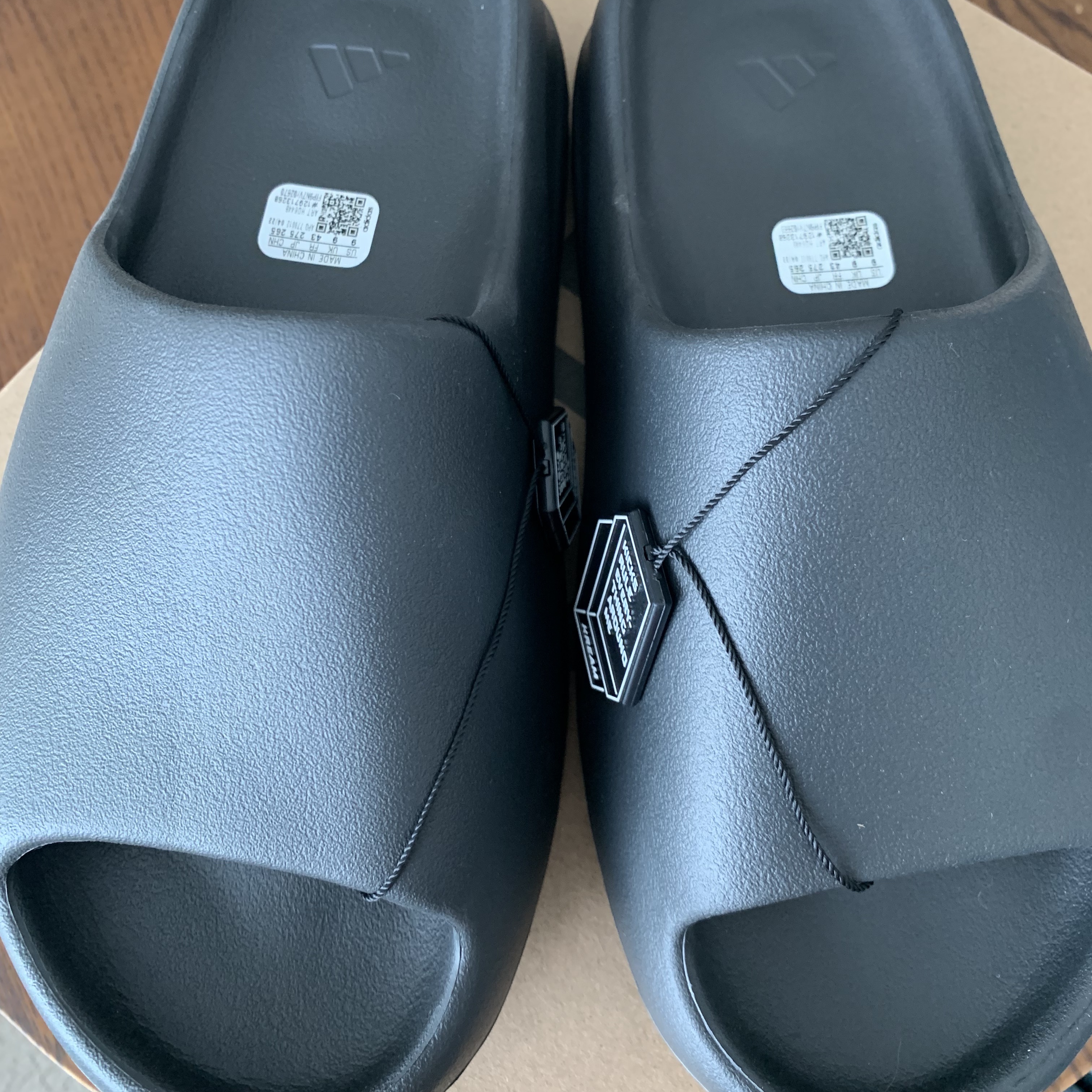 Adidas Yeezy Slide Onyx 착용 스타일 - 1