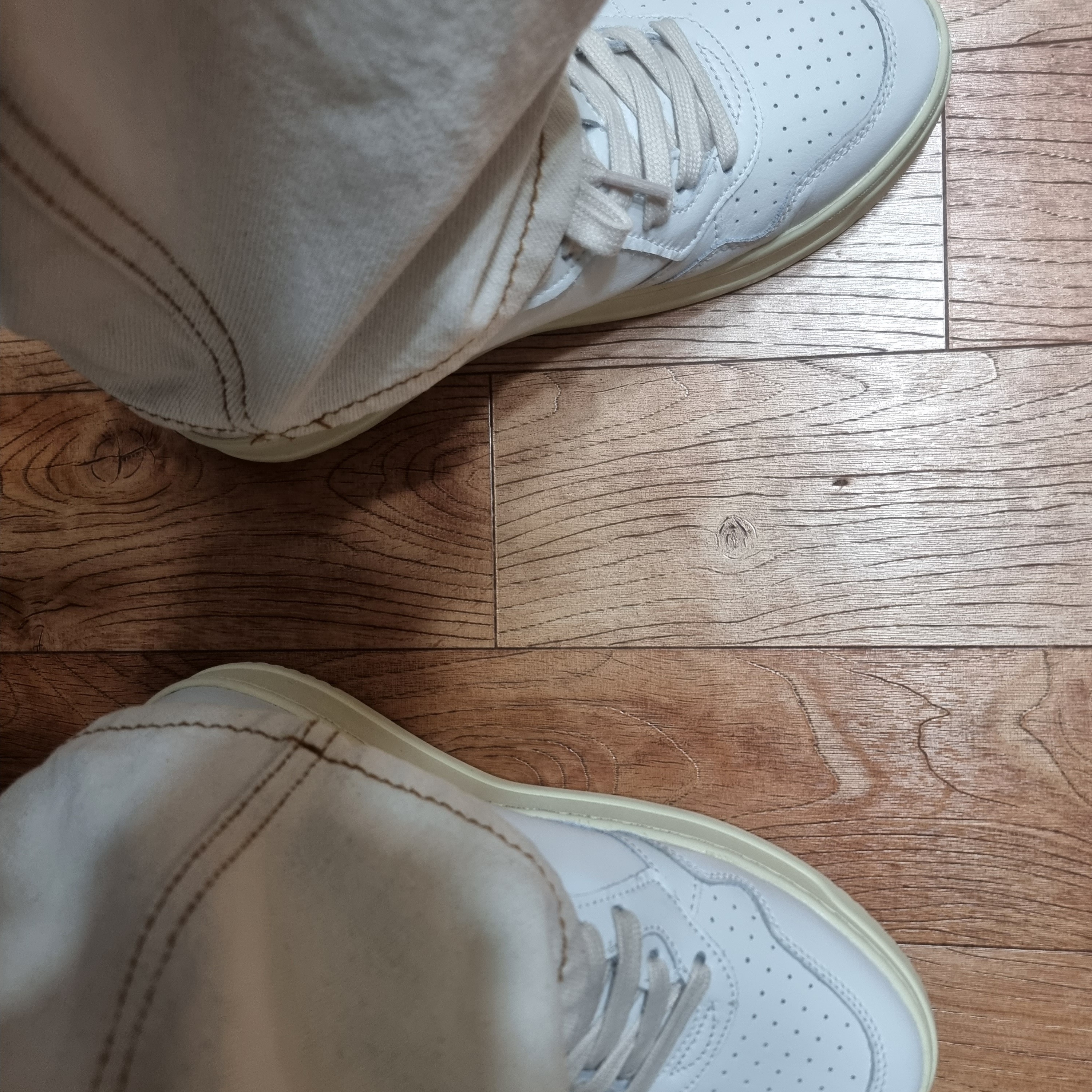 Autry Medalist Low Leather Sneakers White 착용 스타일