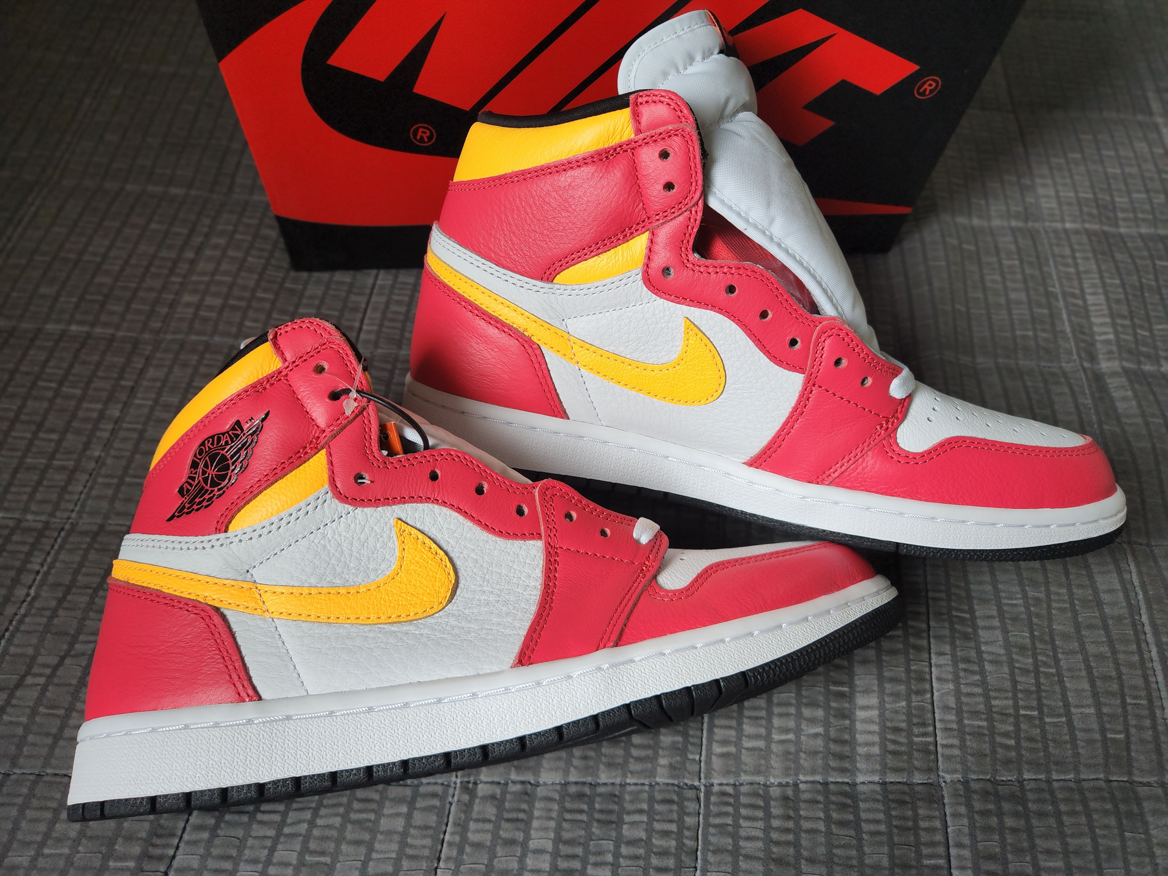 Jordan 1 Retro High OG Light Fusion Red 착용 스타일 - 3