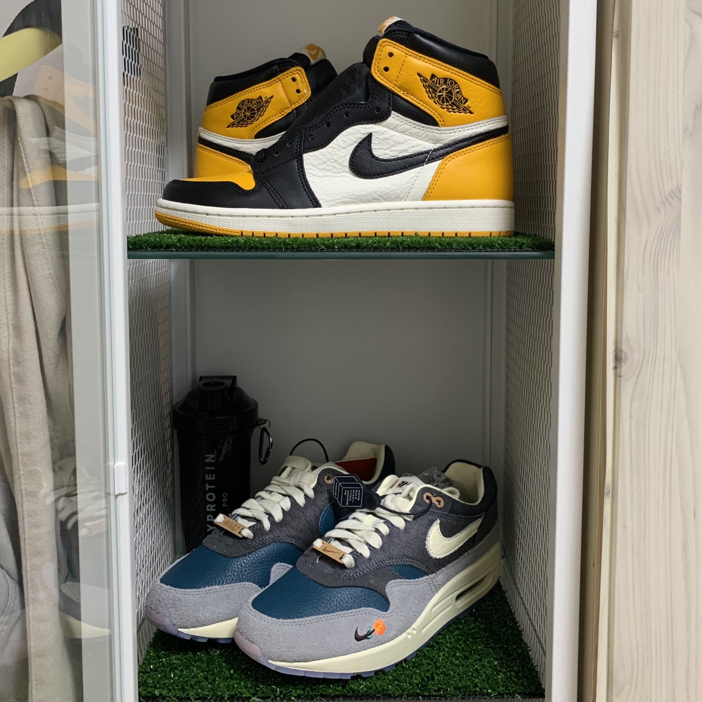 Jordan 1 Retro High OG Taxi, Nike x Kasina Air Max 1 SP Won-Ang Particle Grey 착용 스타일 - 2