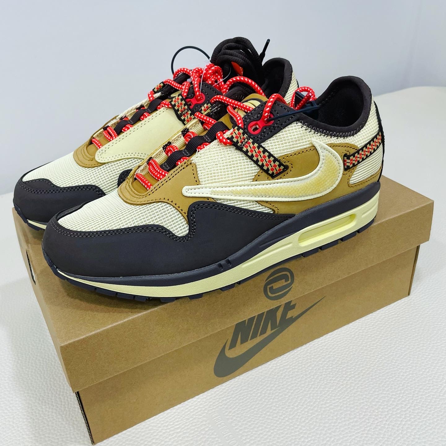 Nike x Travis Scott Air Max 1 Cact.us Brown 착용 스타일 - 3