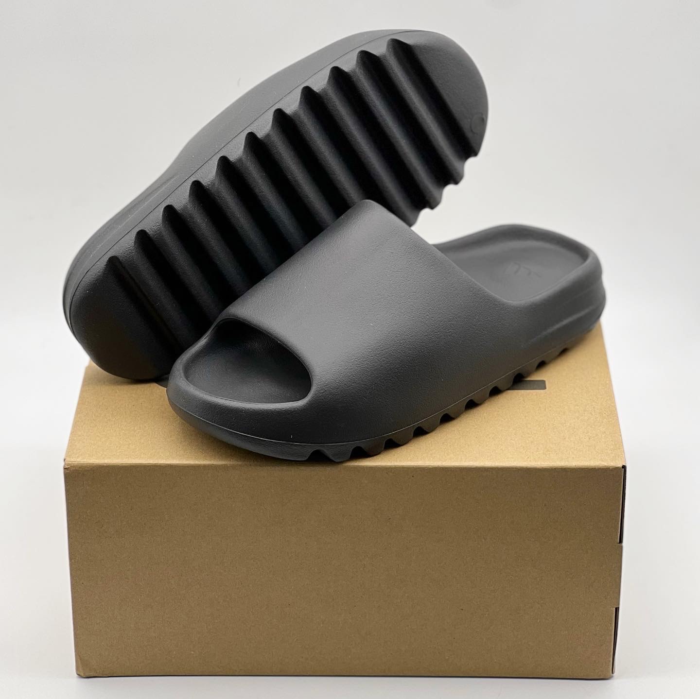 Adidas Yeezy Slide Onyx 착용 스타일 - 1
