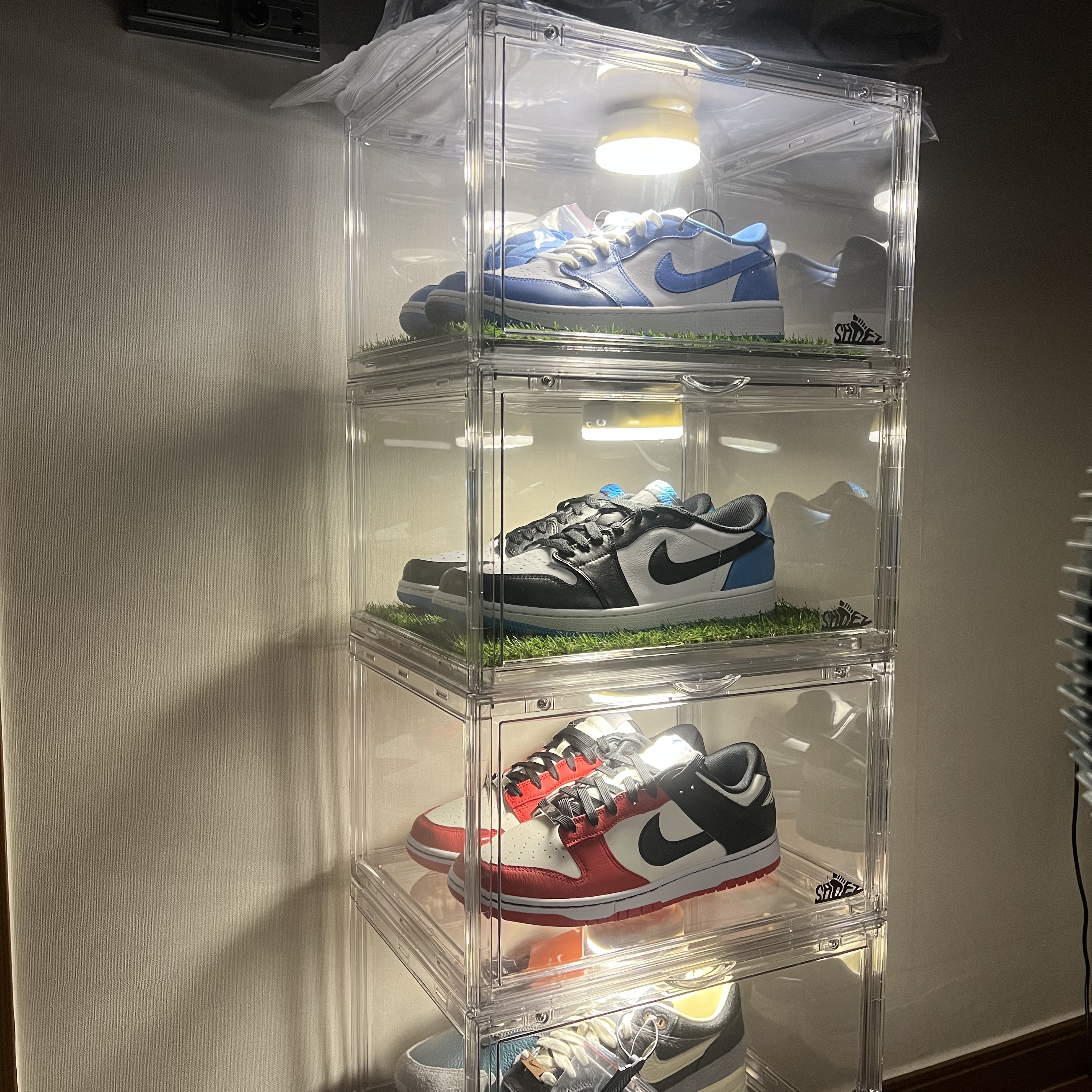 Jordan 1 Low Golf White and University Blue, Jordan 1 Retro Low OG Black and Dark Powder Blue 착용 스타일
