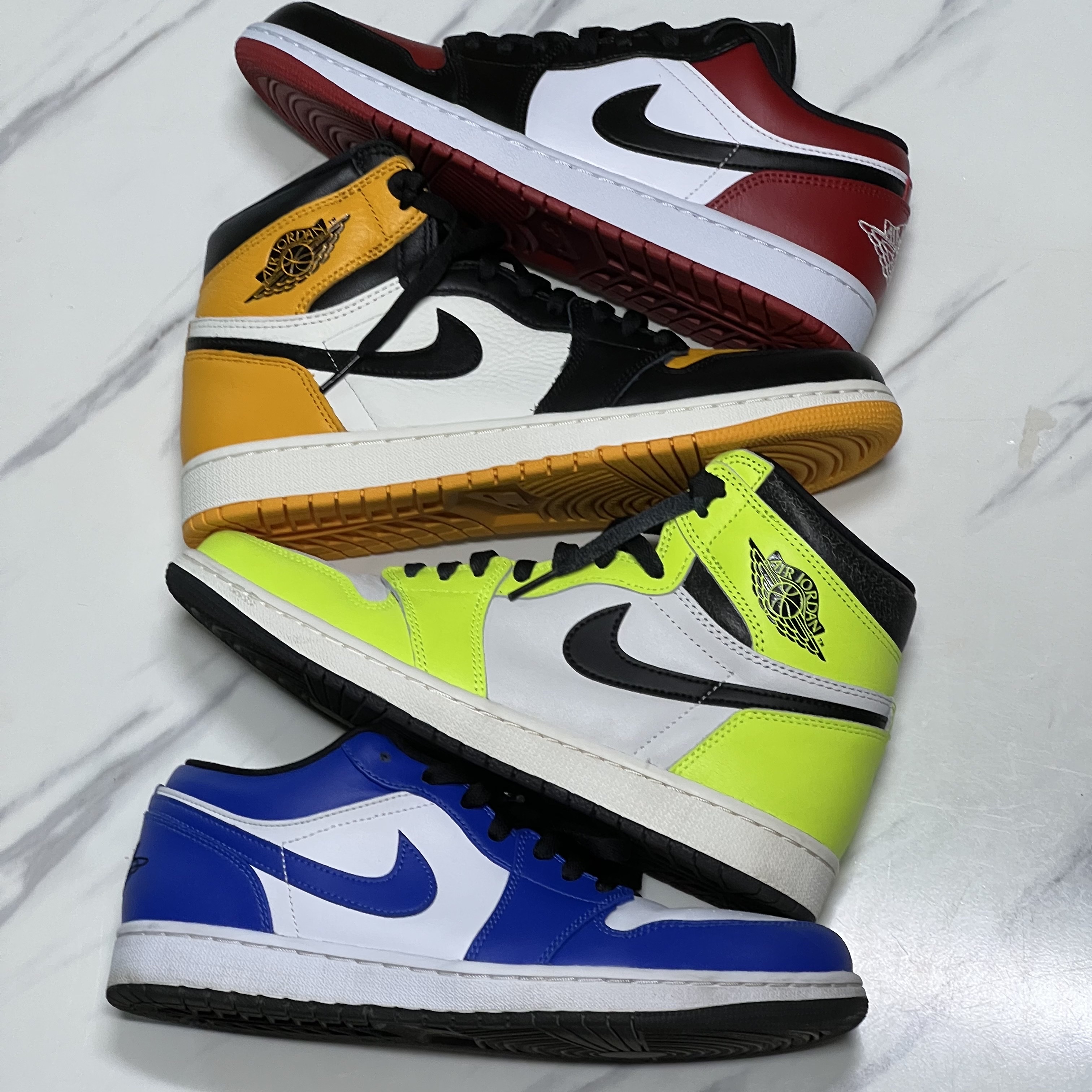 Jordan 1 Low Hyper Royal, Jordan 1 Retro High OG Volt 착용 스타일 - 1