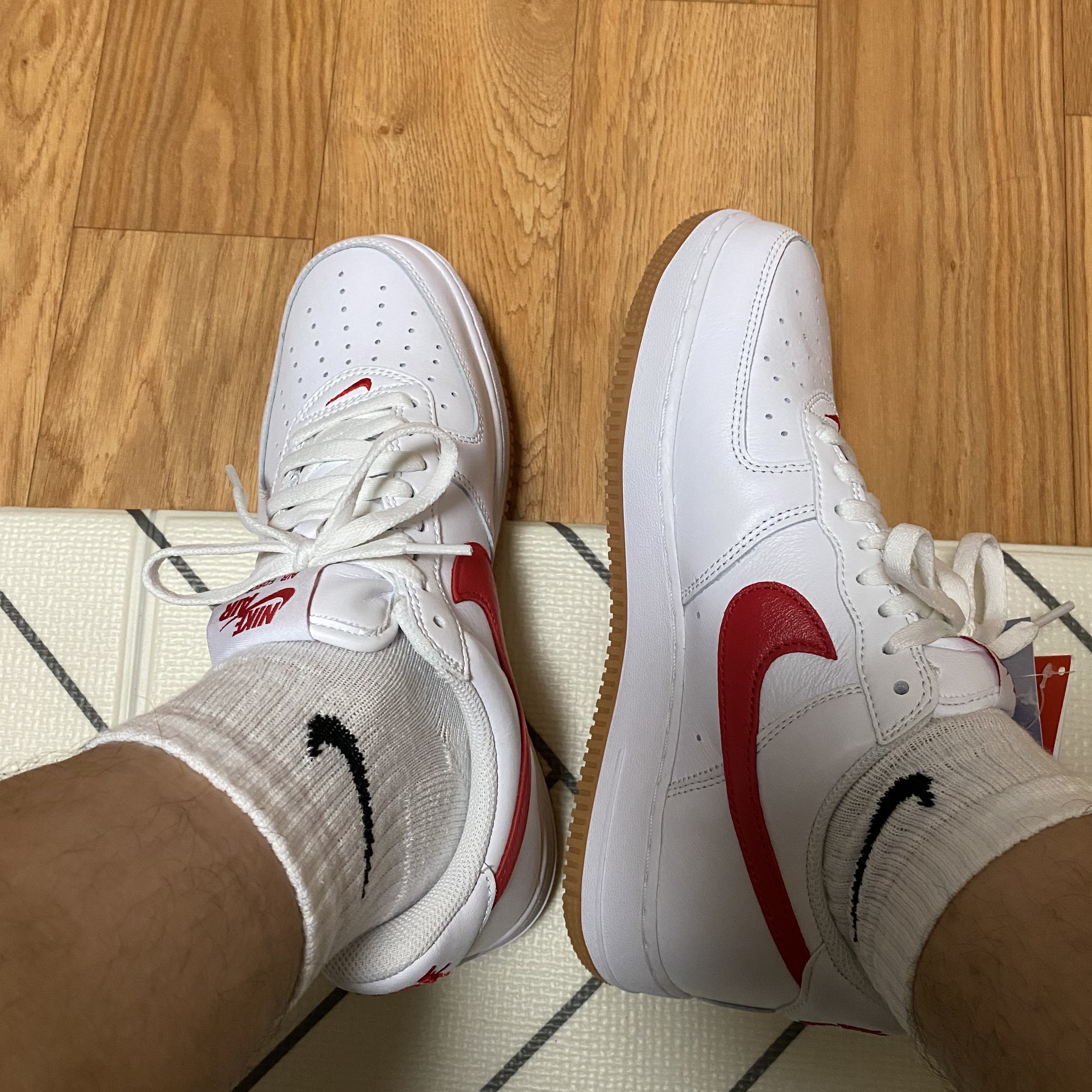 Nike Air Force 1 Low Retro Color of the Month University Red 착용 스타일 - 2
