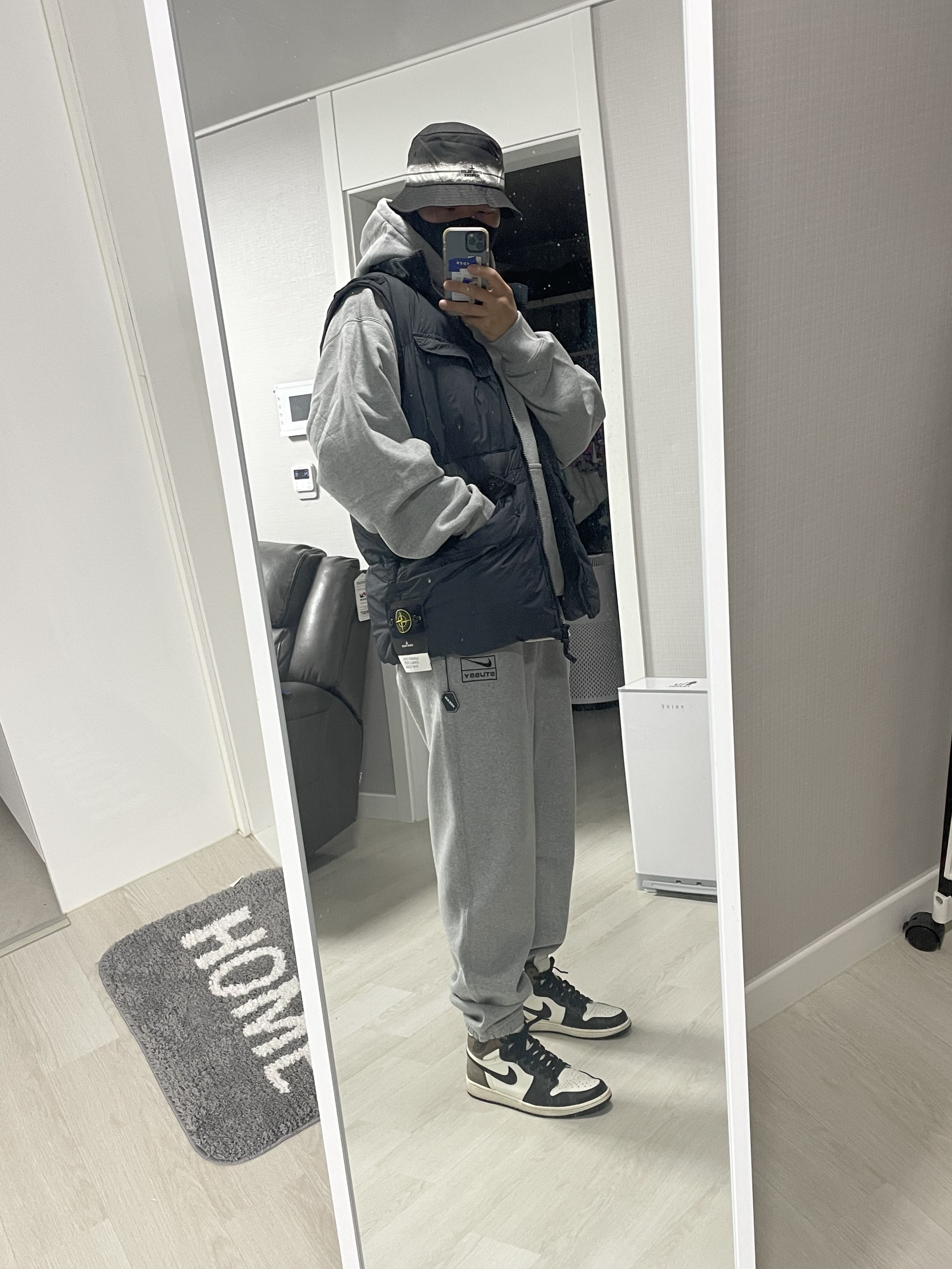 Stone Island G0123 Garment Dyed Crinkle Reps Nylon Down Vest Black - 22FW, Nike x Sacai VaporWaffle Black White 착용 스타일 - 4