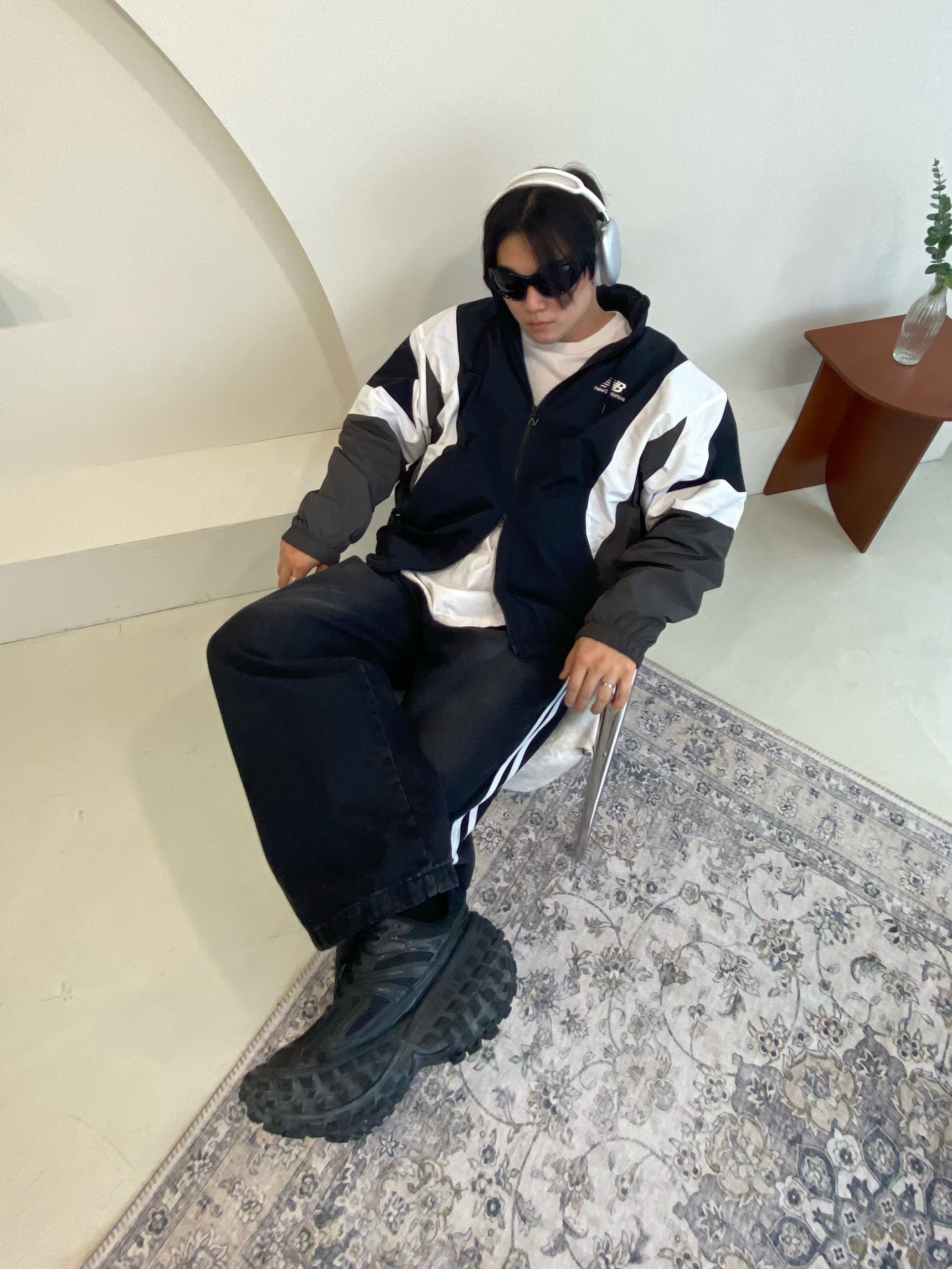 Balenciaga Defender Sneakers Black, Apple AirPods Max Lightning Silver (Korean Ver.) 착용 스타일 - 4