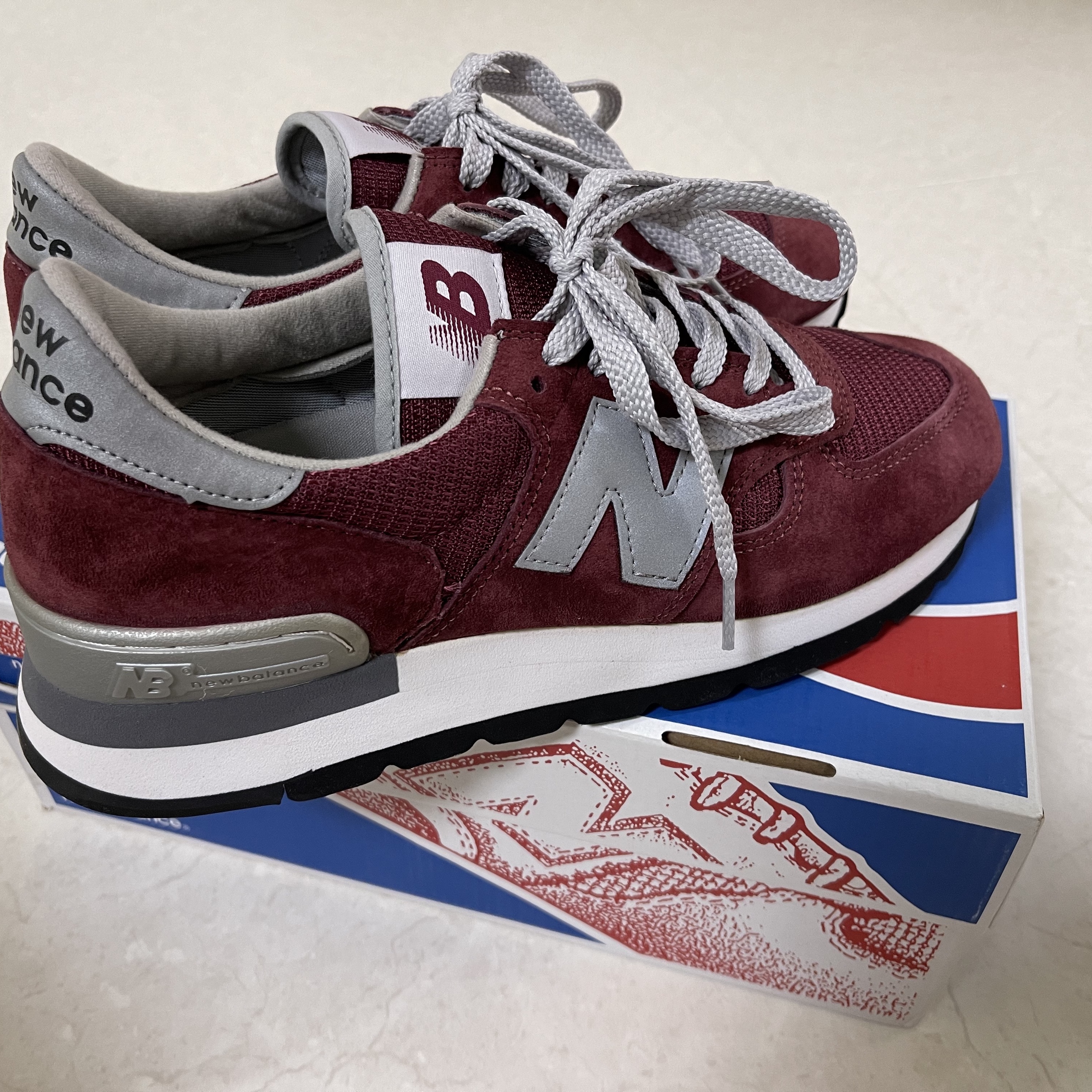 New Balance 990 Made in USA Bringback Burgundy 착용 스타일 - 1