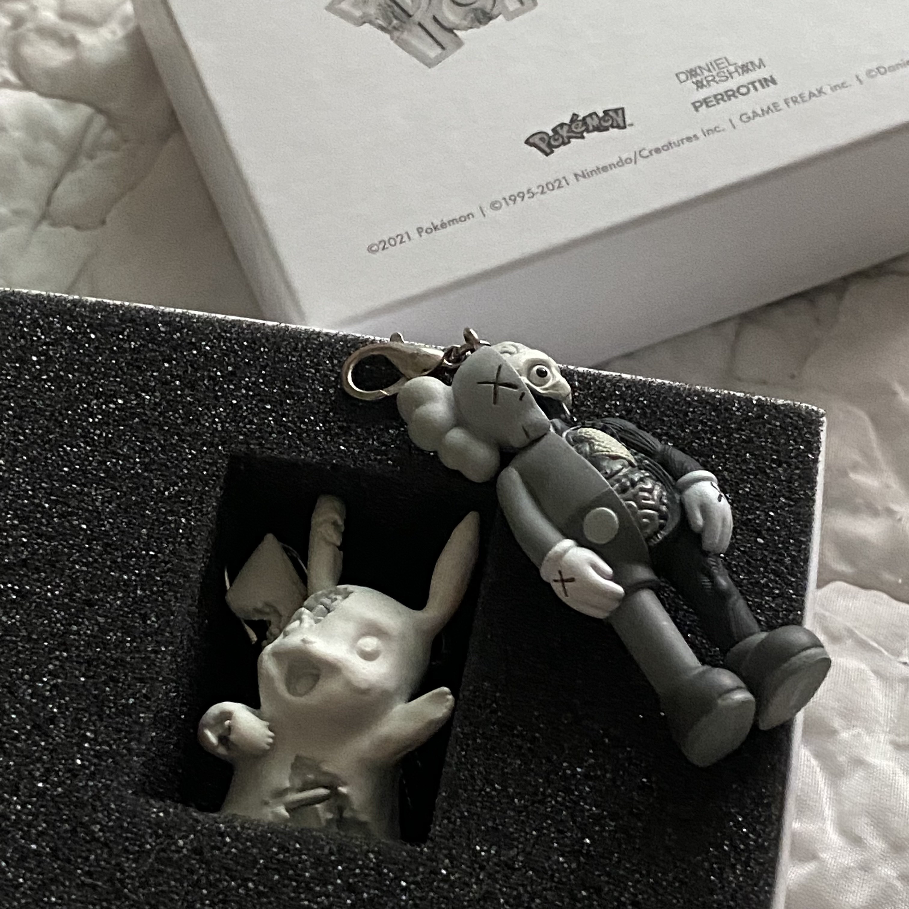 Daniel Arsham x Pokemon x 2G Tokyo Crystalized Pikachu Keychain, Kaws Tokyo First Companion Flayed Keychain Grey 착용 스타일