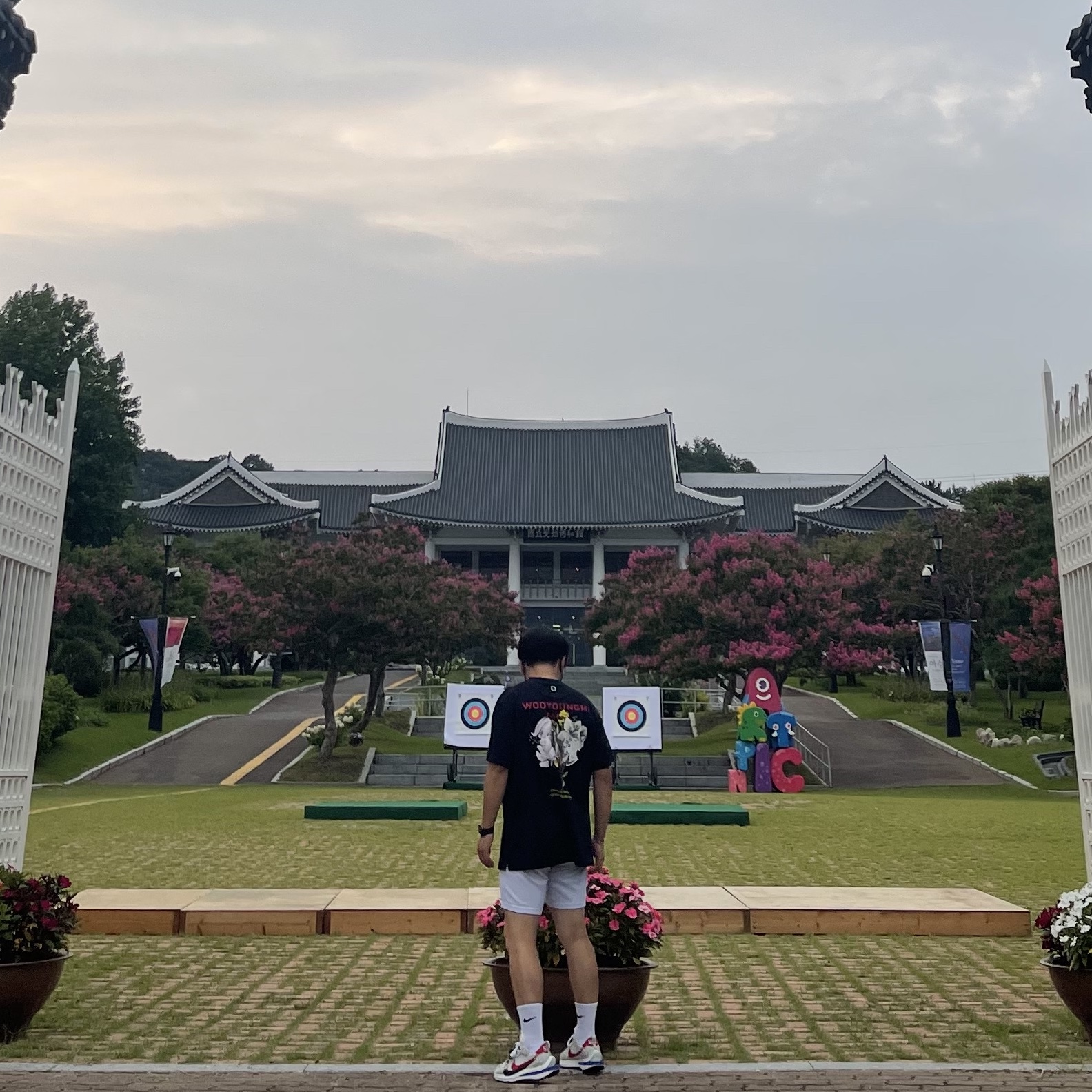 Wooyoungmi Flower Print Back Logo T-Shirt Navy - 22SS, Nike x Sacai VaporWaffle Royal Fuchsia 착용 스타일 - 1