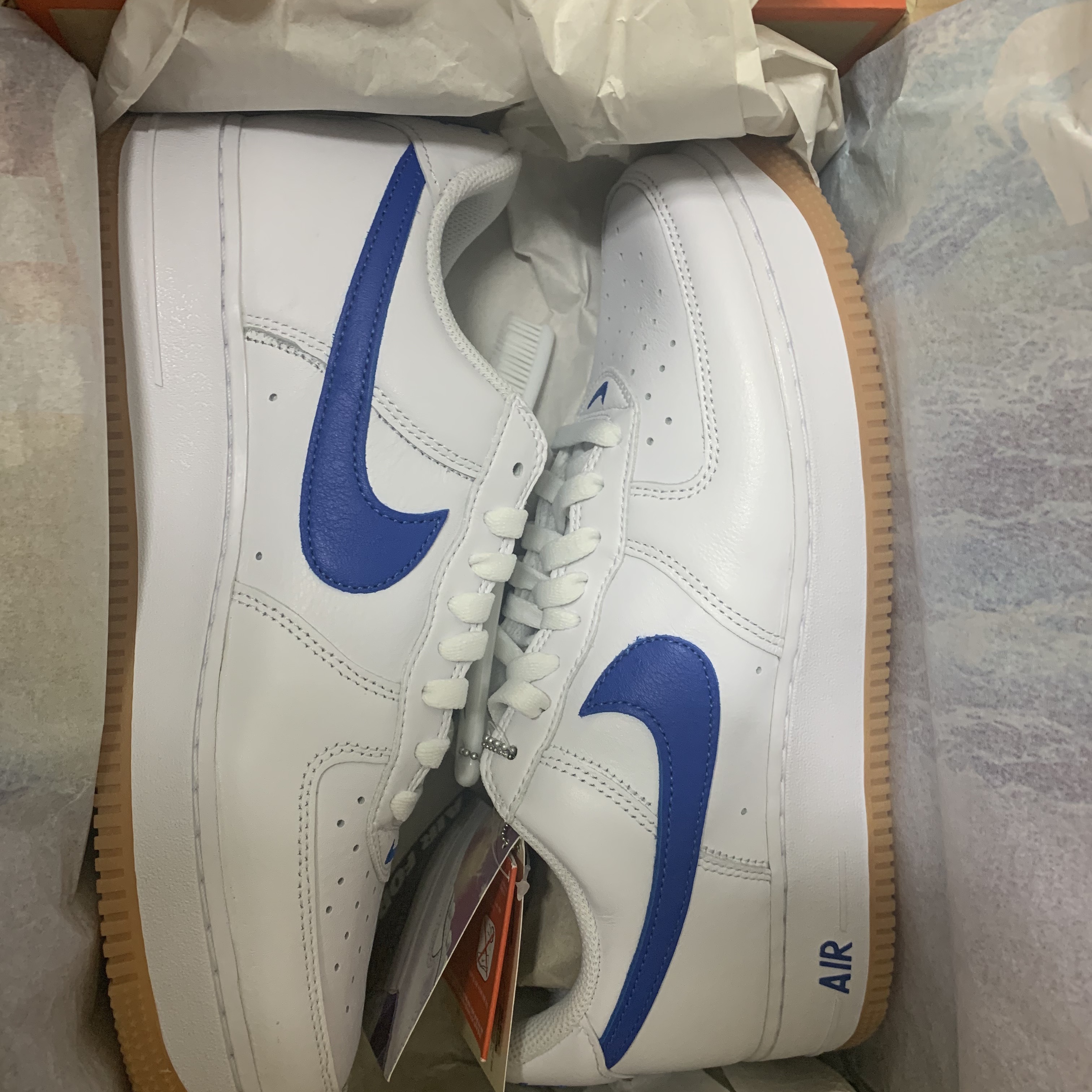 Nike Air Force 1 Low Retro Color of the Month Varsity Royal, Nike Air Force 1 Low Retro Color of the Month University Red 착용 스타일 - 1
