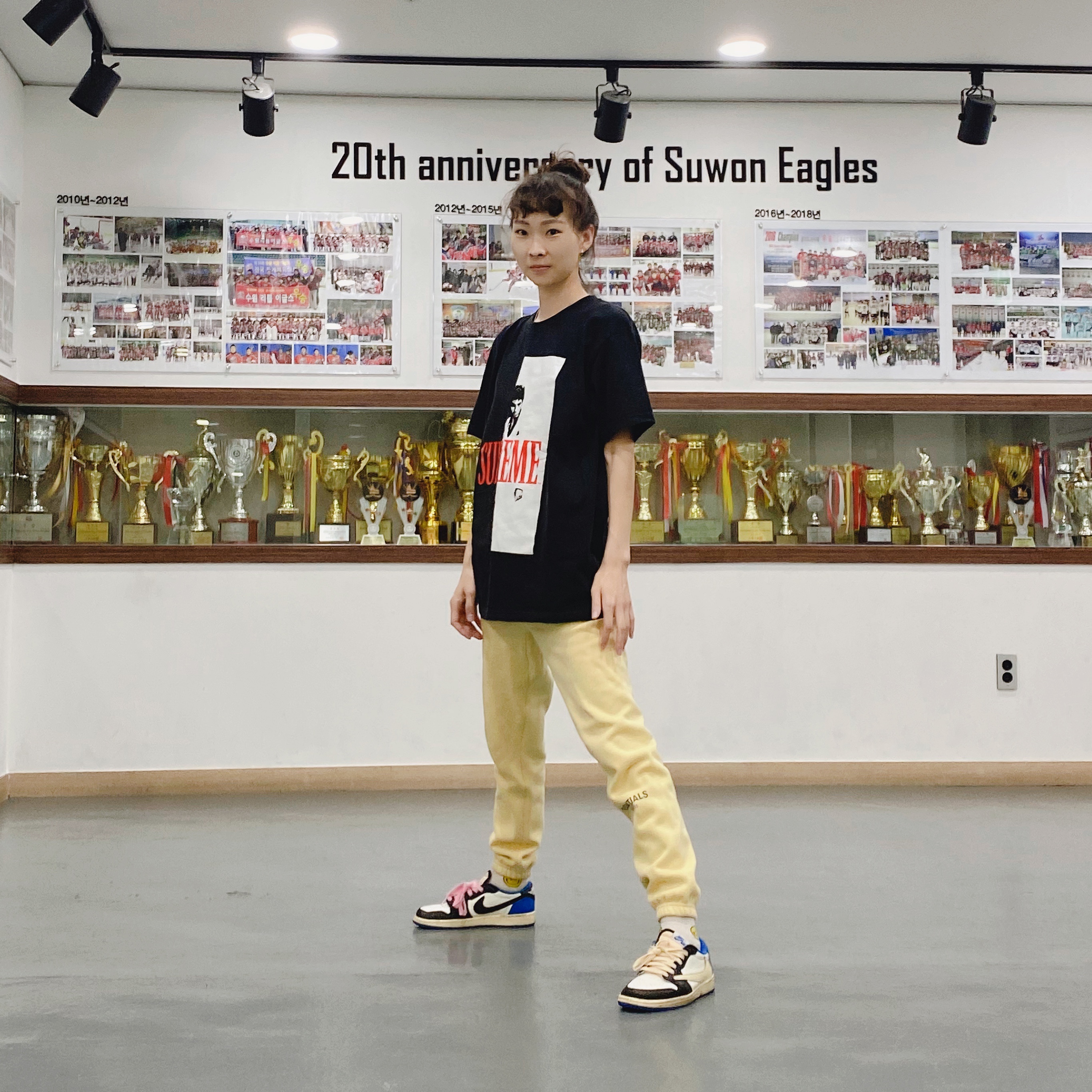 Jordan 1 x Travis Scott x Fragment Retro Low OG SP Military Blue, (Kids) Essentials Logo Print Sweatpants Garden Glove - Mr. Porter Exclusive 착용 스타일