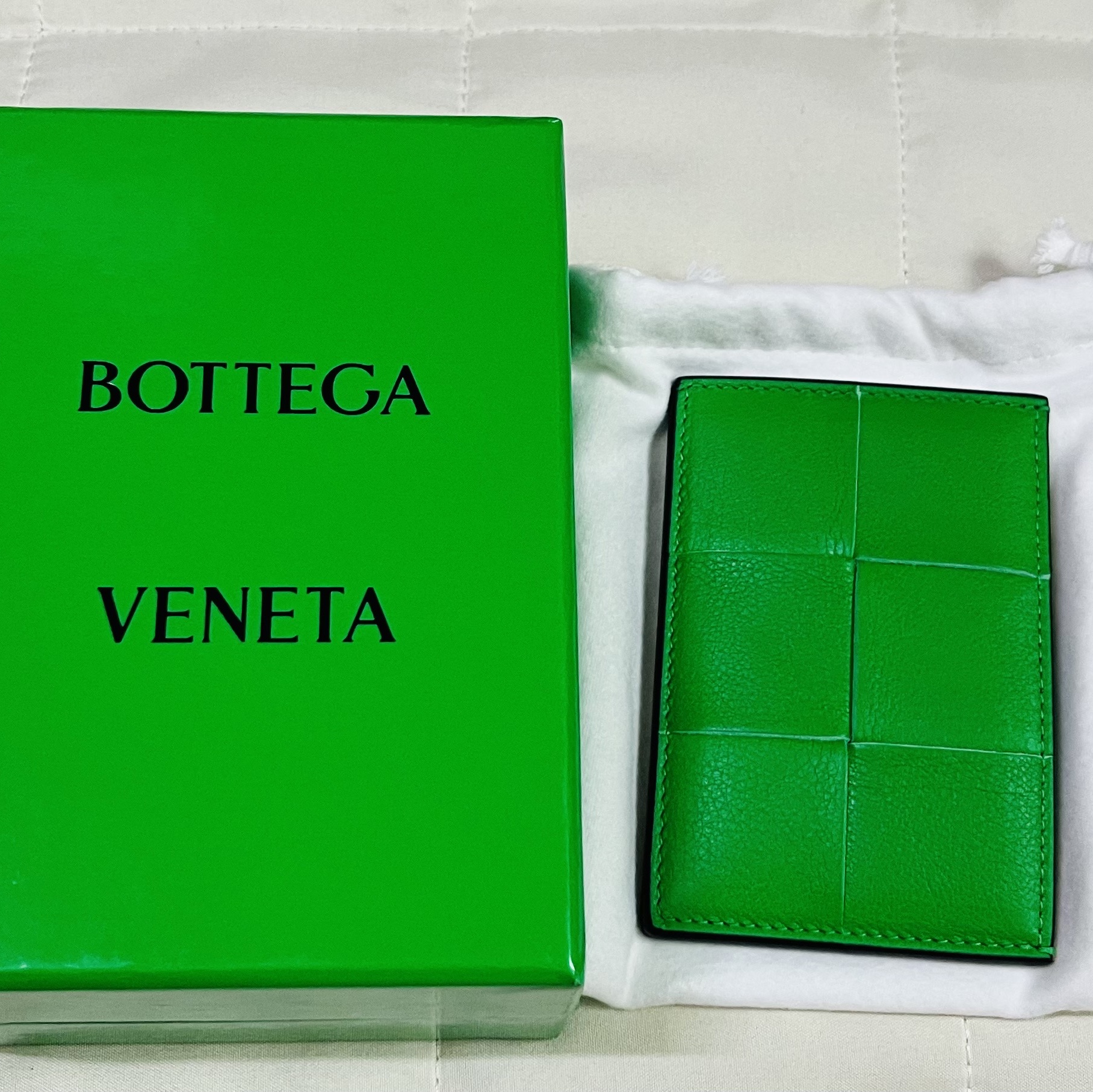 Bottega Veneta Leather Credit Card Case Parakeet Black 착용 스타일