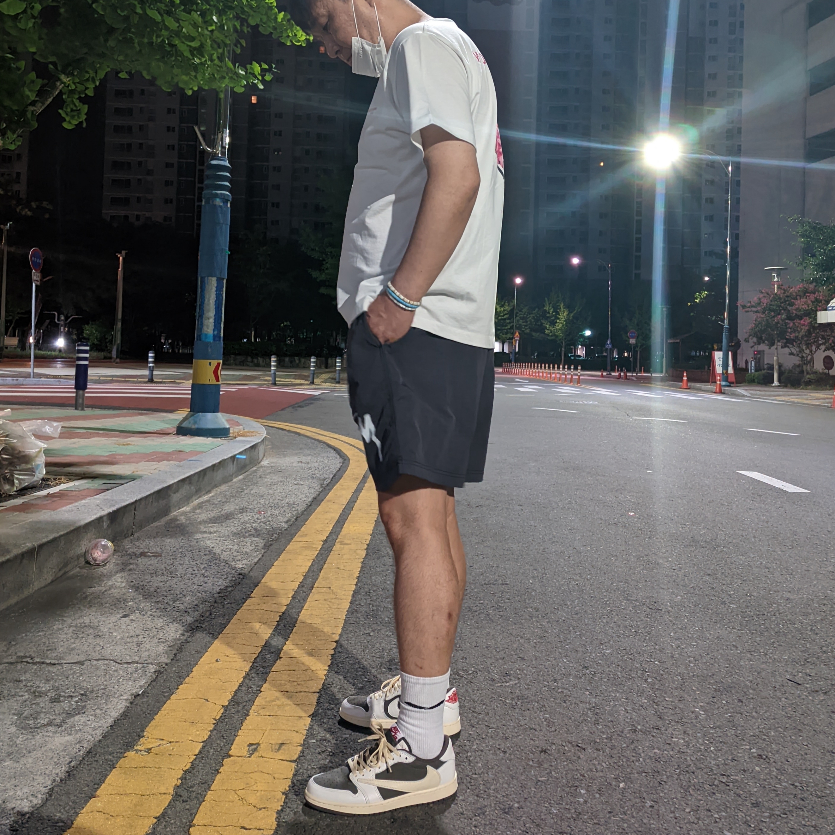 Jordan 1 x Travis Scott Retro Low OG SP Sail and Ridgerock, Nike x Stussy Water Shorts Off Noir 착용 스타일