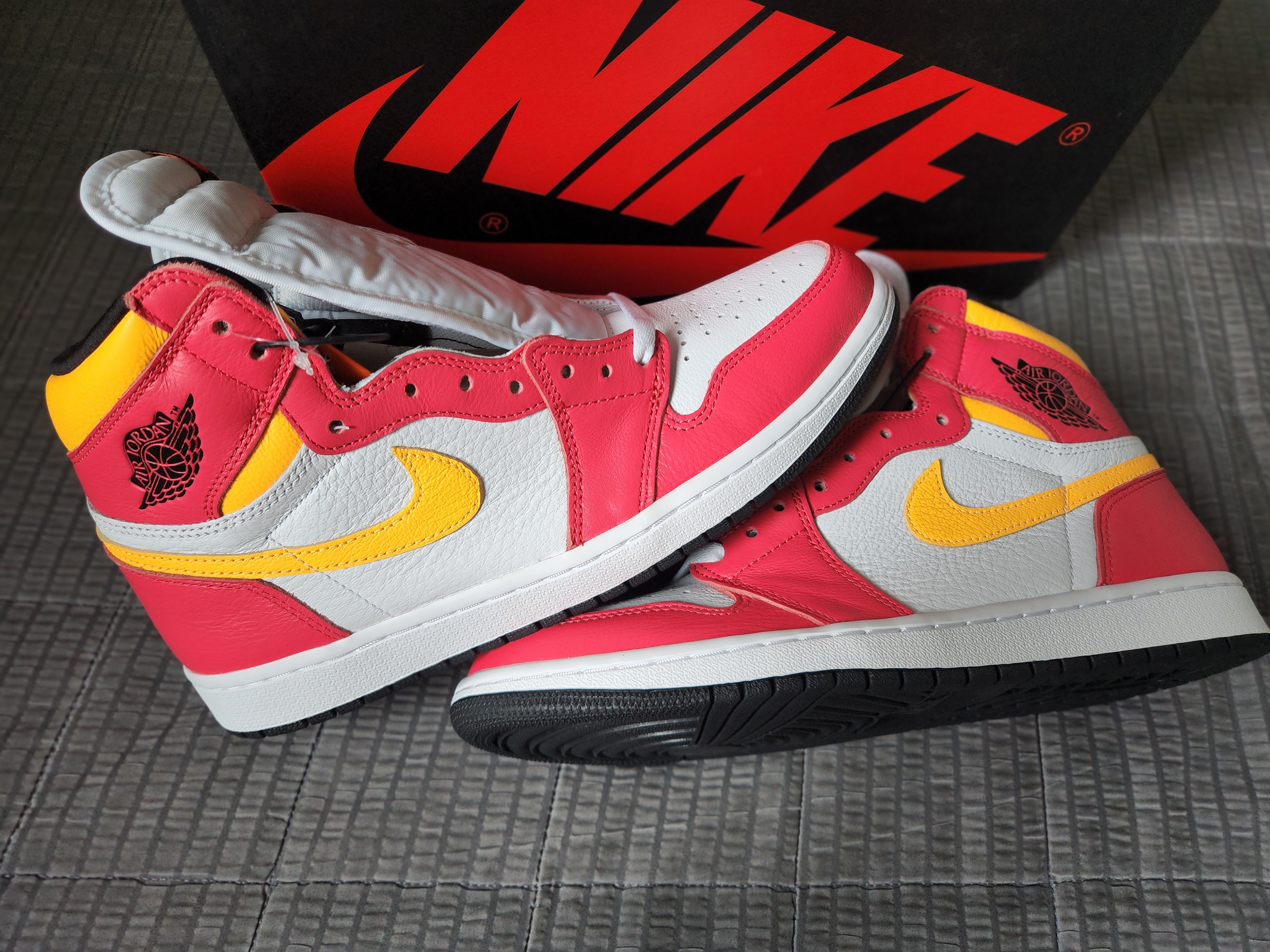 Jordan 1 Retro High OG Light Fusion Red 착용 스타일 - 4