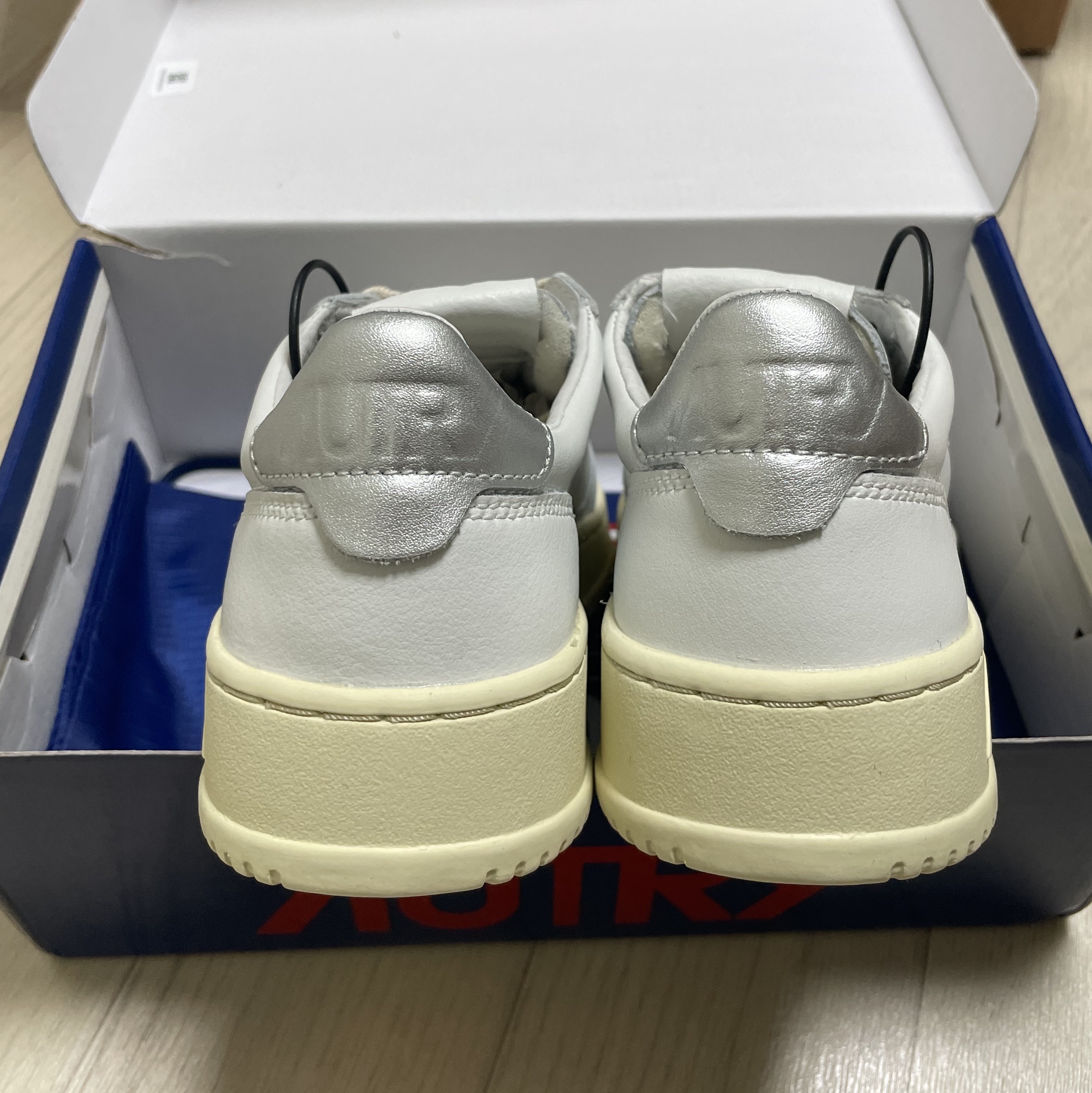 (W) Autry Medalist Low Leather Sneakers White Silver 착용 스타일 - 3