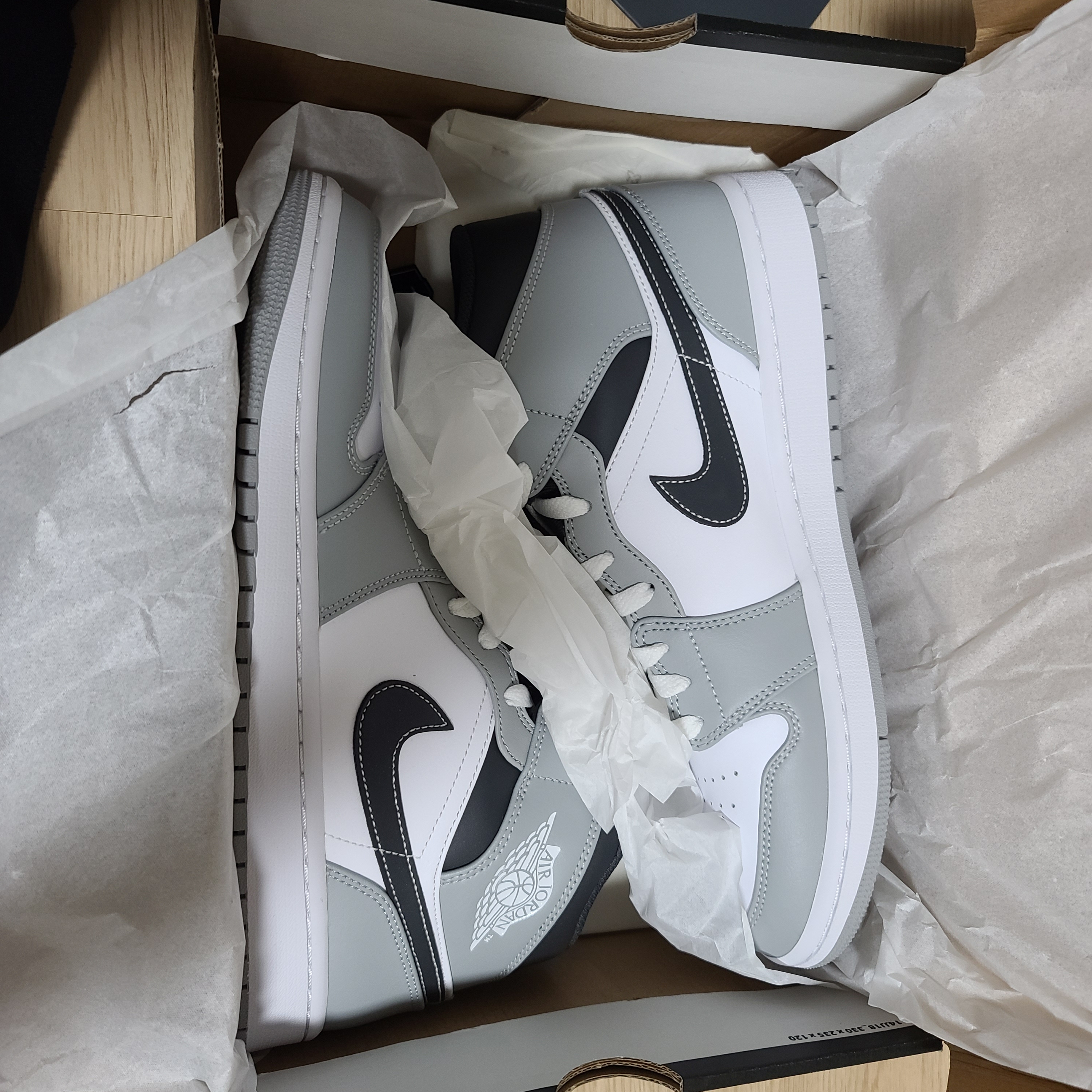 Jordan 1 Mid Light Smoke Grey Anthracite 착용 스타일 - 2