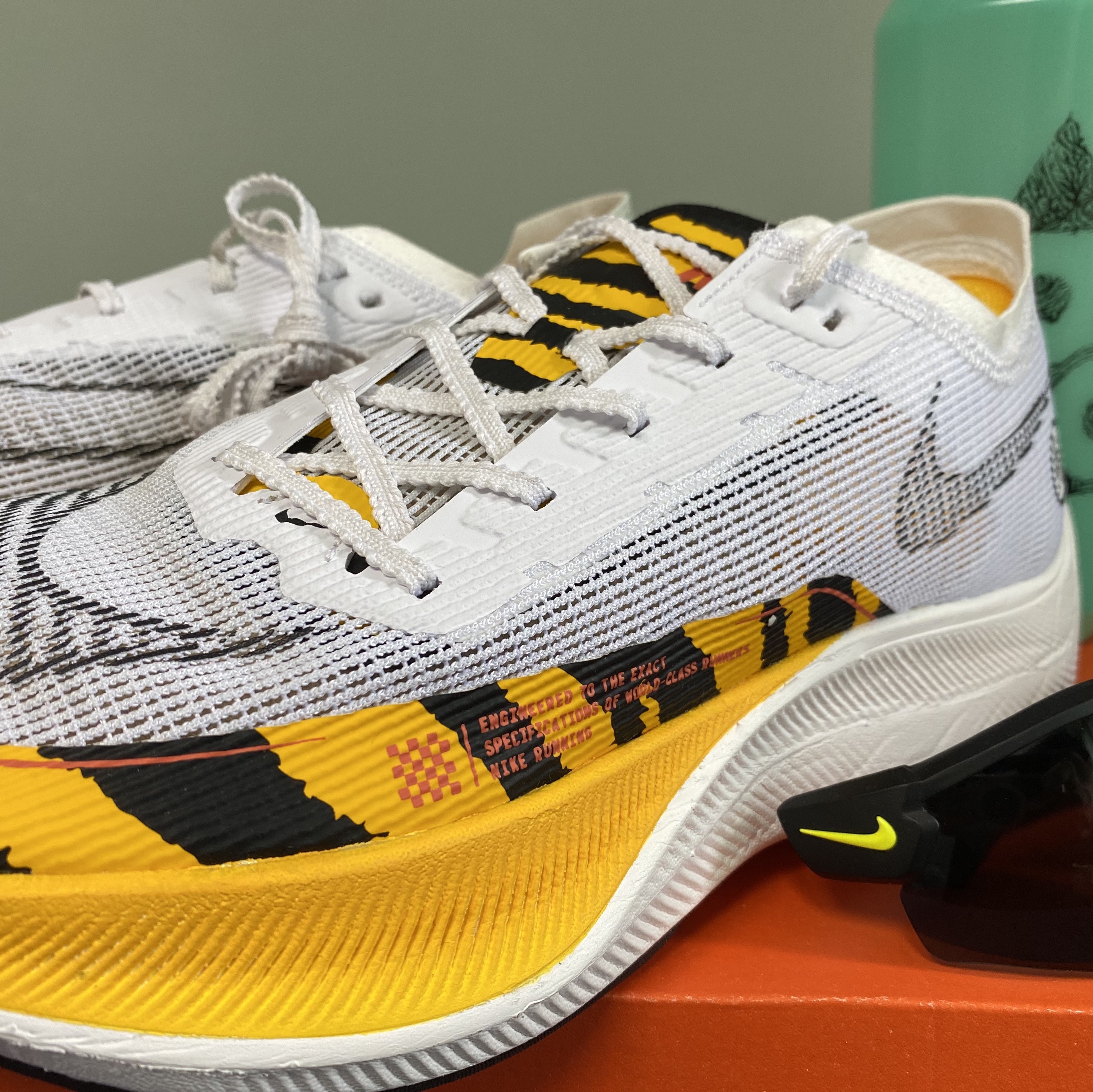 Nike ZoomX Vaporfly Next% 2 BRS White University Gold 착용 스타일 - 2