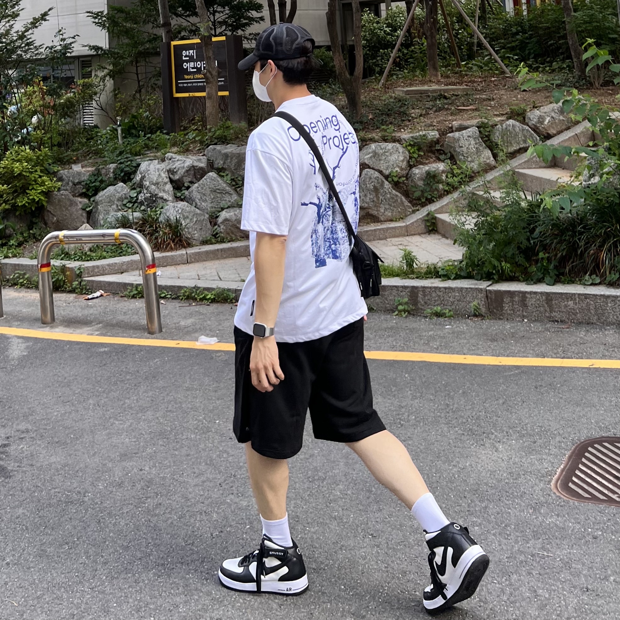 Nike x Stussy Air Force 1 '07 Mid SP Black and Light Bone 착용 스타일 - 2