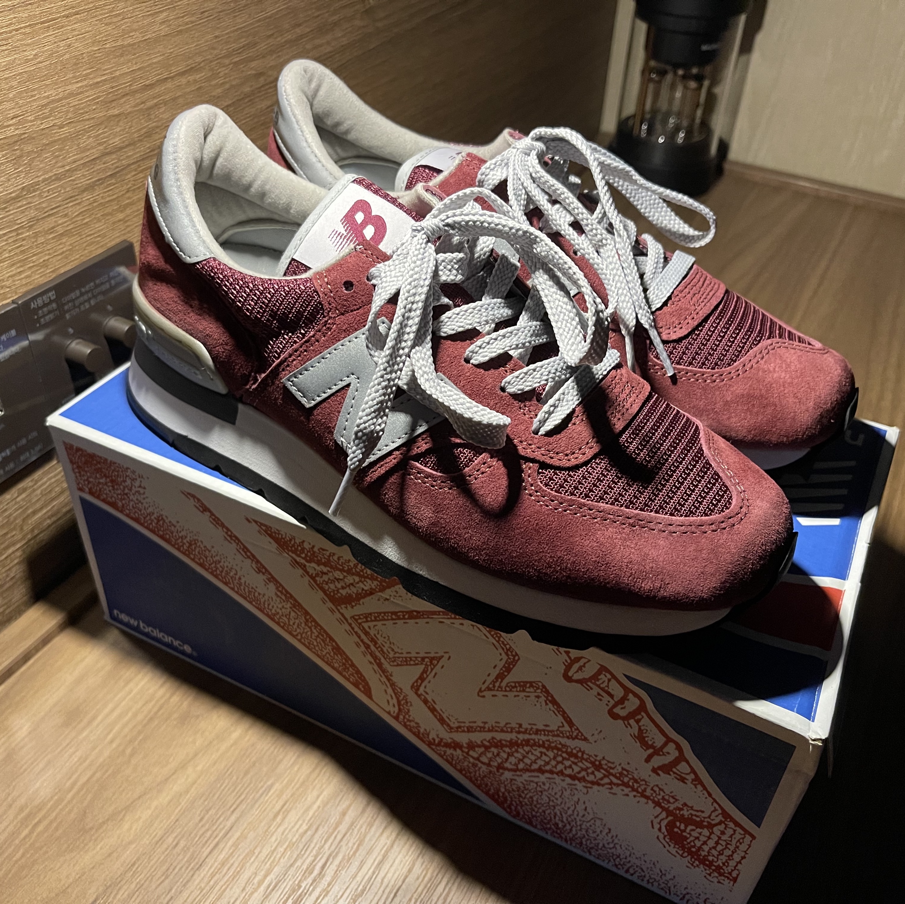 New Balance 990 Made in USA Bringback Burgundy 착용 스타일 - 4