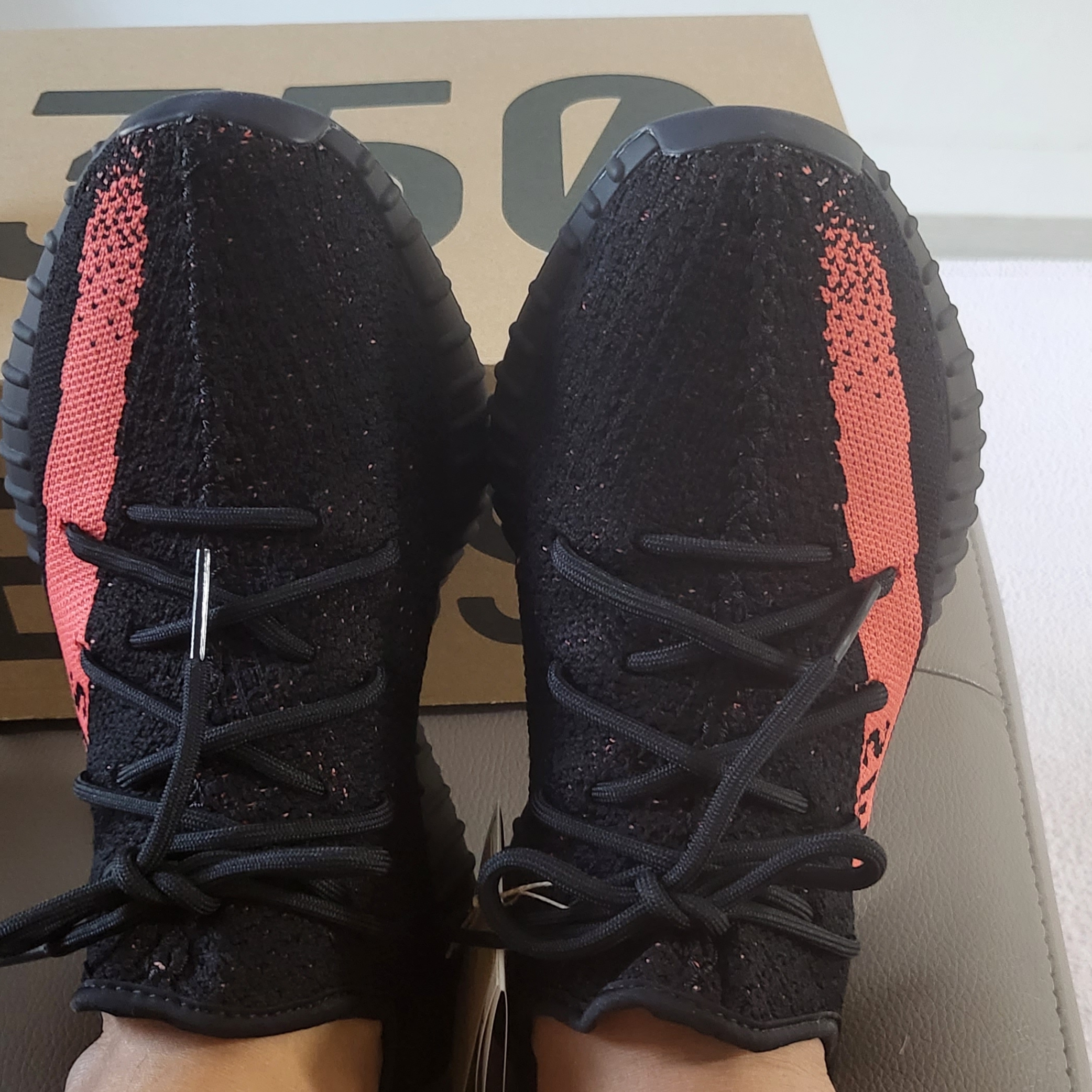 Adidas Yeezy Boost 350 V2 Core Black Red 2022/2023 착용 스타일 - 2
