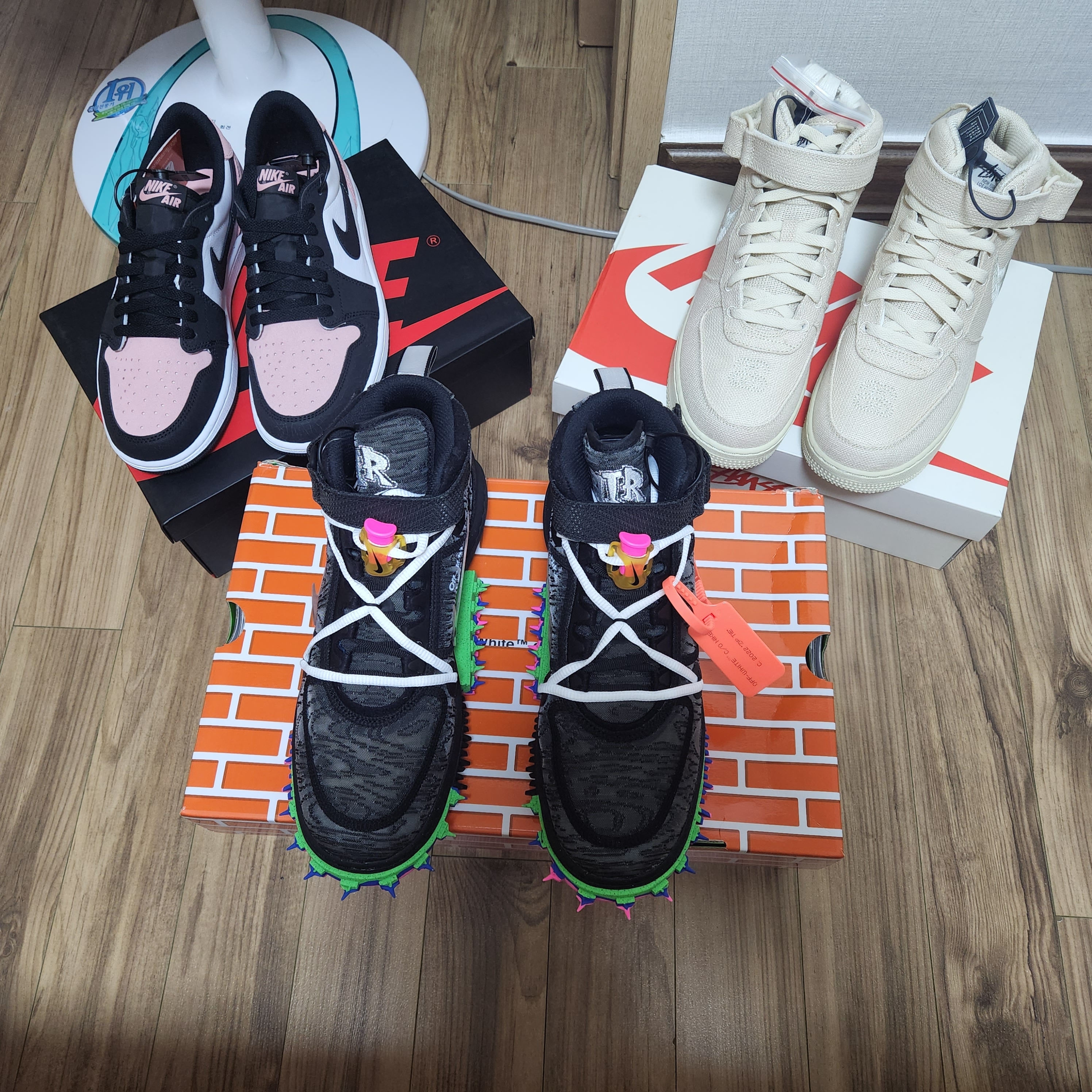 Nike x Off-White Air Force 1 Mid SP Black, Nike x Stussy Air Force 1 '07 Mid SP Fossil 착용 스타일 - 1