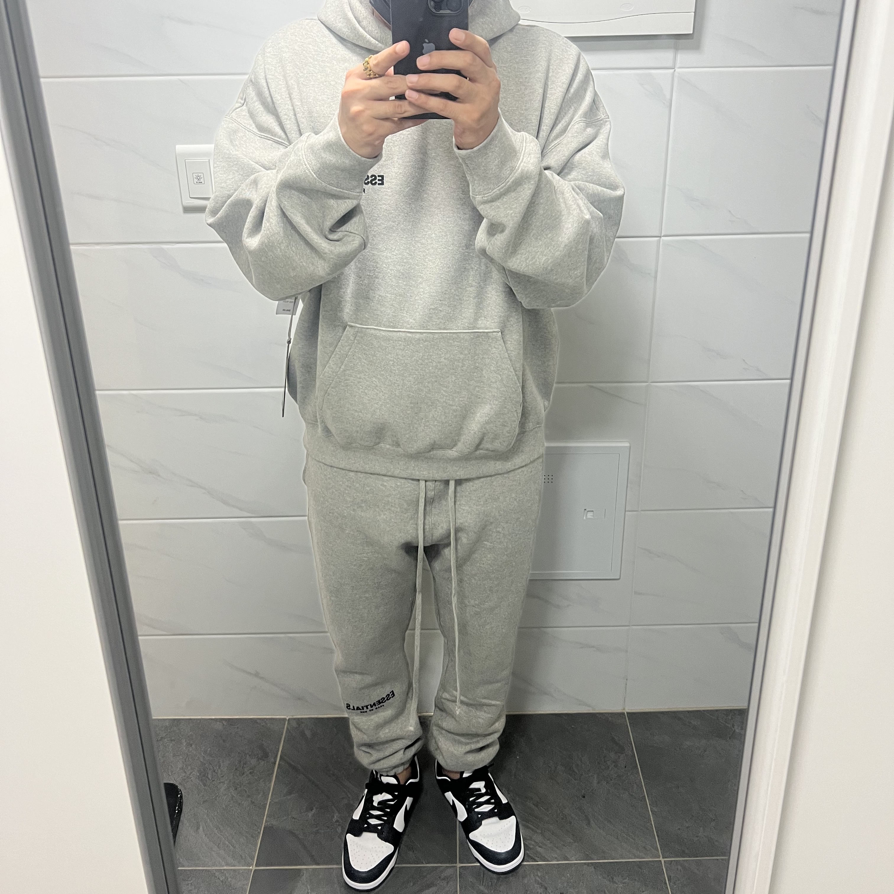 Essentials The Core Collection Hoodie Dark Oatmeal, Essentials The Core Collection Sweatpants Dark Oatmeal 착용 스타일