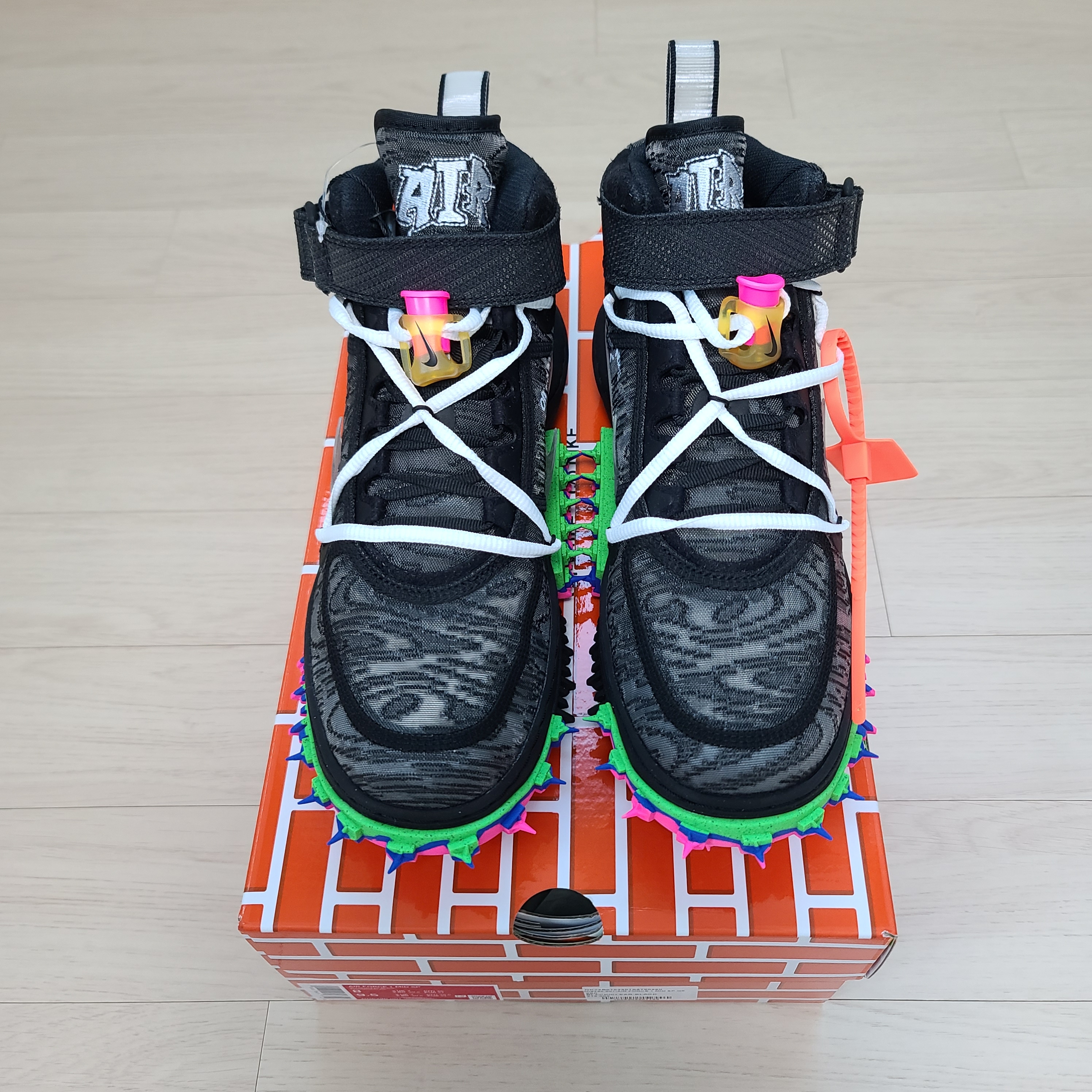 Nike x Off-White Air Force 1 Mid SP Black 착용 스타일 - 2