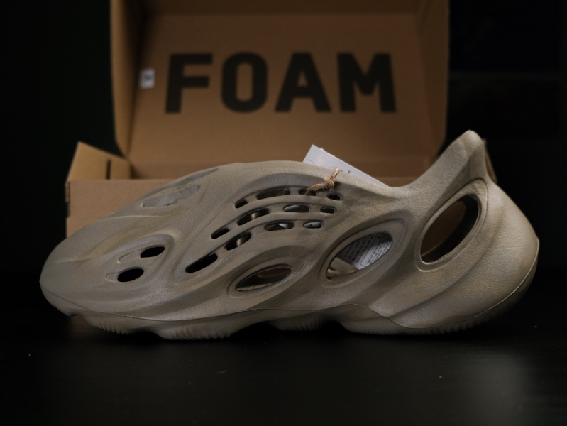 Adidas Yeezy Foam RNNR Stone Sage 착용 스타일