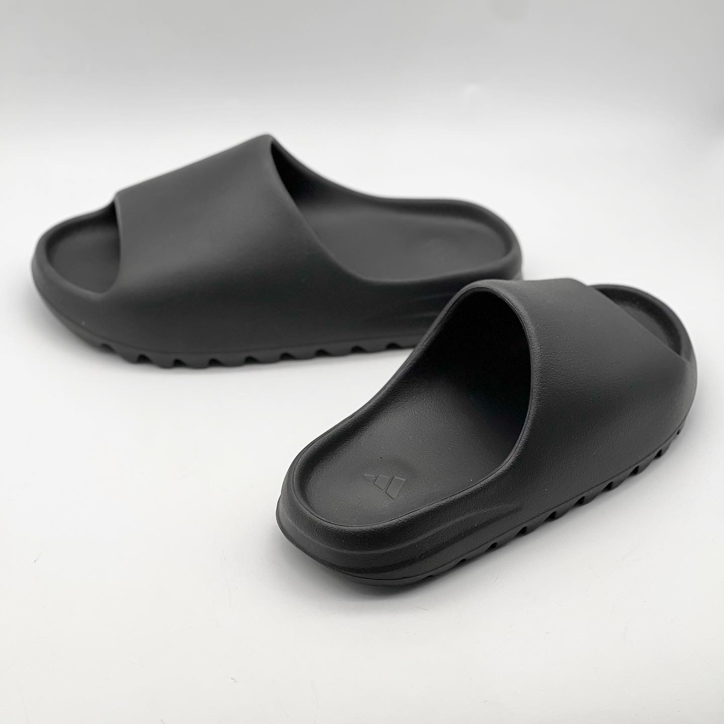 Adidas Yeezy Slide Onyx 착용 스타일 - 3