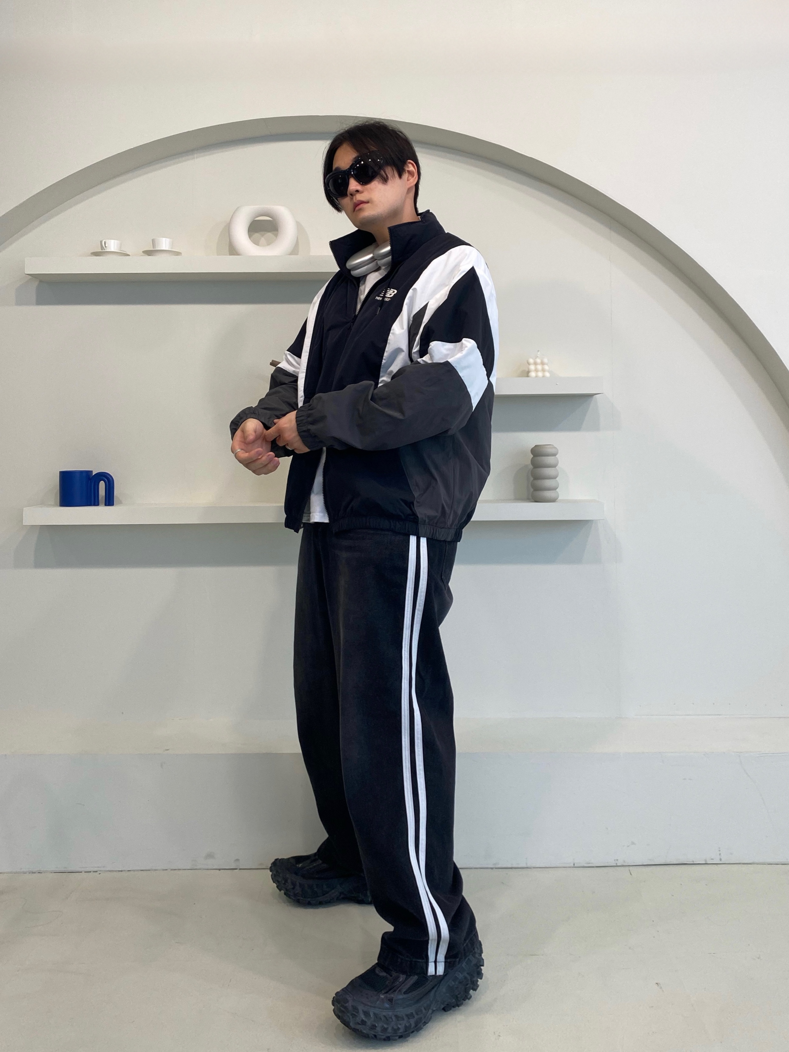 Balenciaga Defender Sneakers Black, Apple AirPods Max Lightning Silver (Korean Ver.) 착용 스타일 - 3