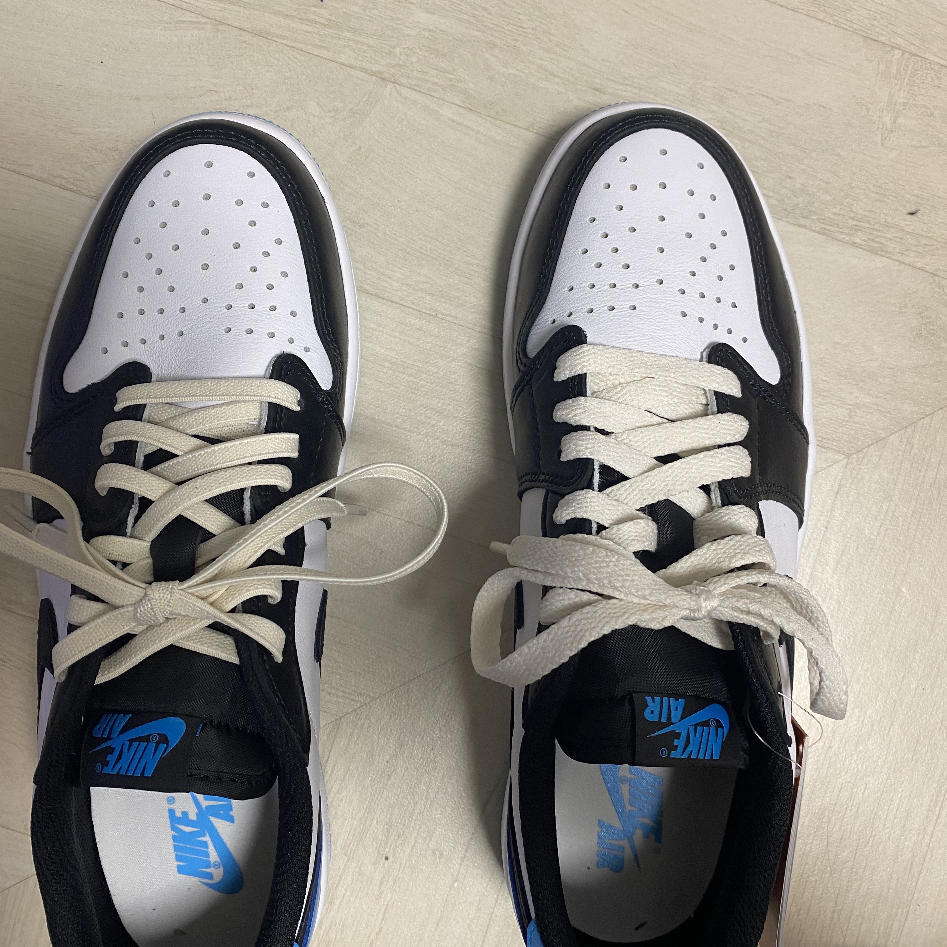 Jordan 1 Retro Low OG Black and Dark Powder Blue 착용 스타일 - 1