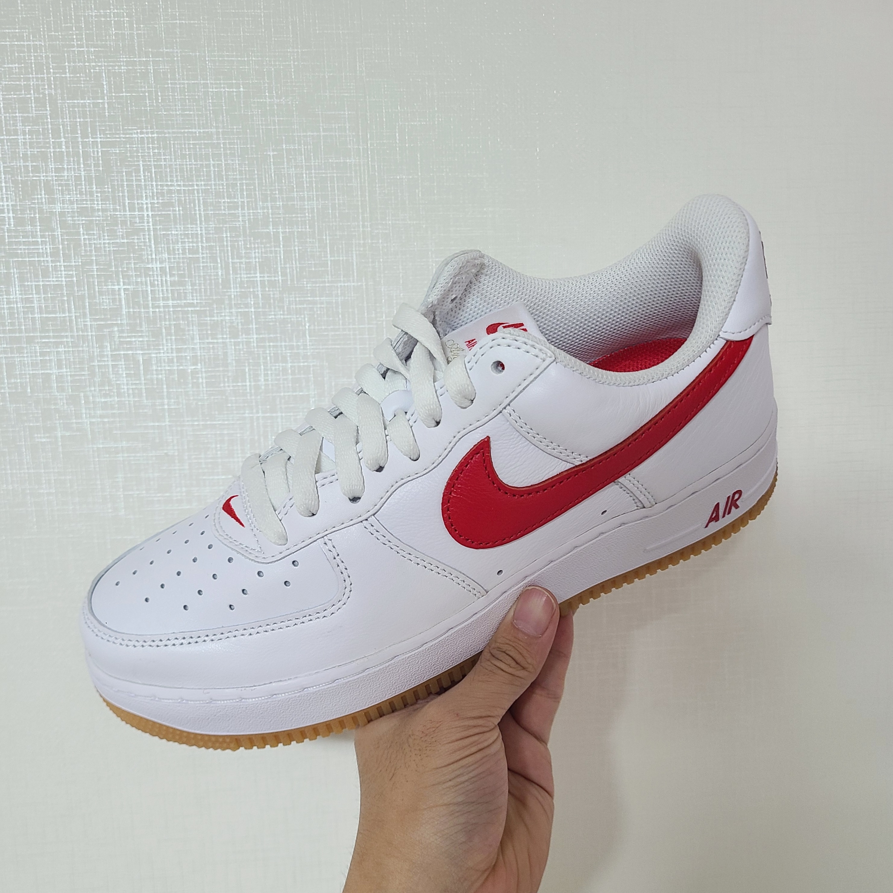 Nike Air Force 1 Low Retro Color of the Month University Red 착용 스타일