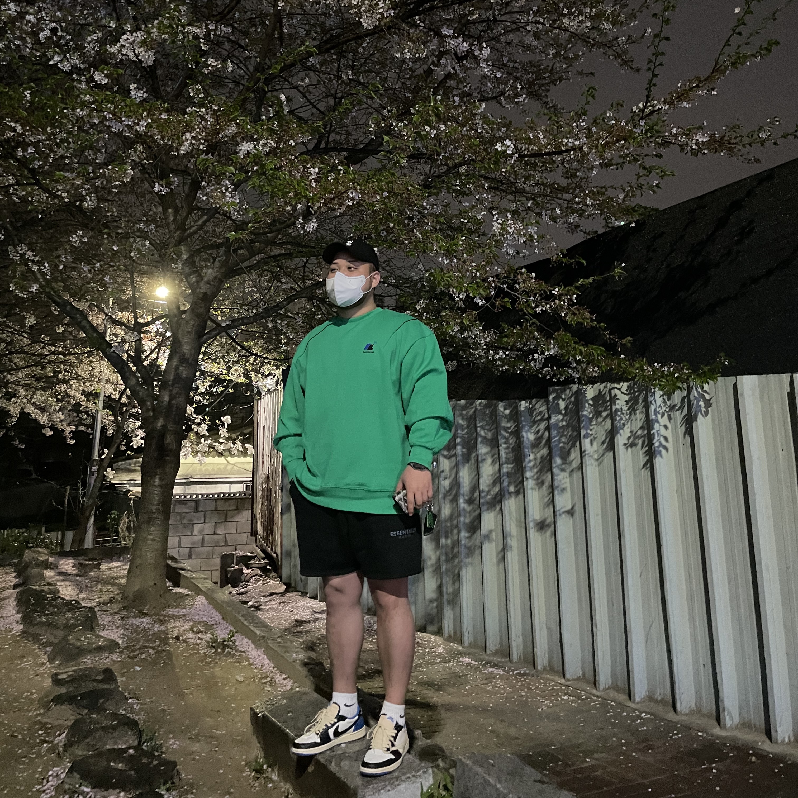 Wooyoungmi White Logo Ball Cap Black, Zara x Ader Error Oversize Sweatshirt Green 착용 스타일