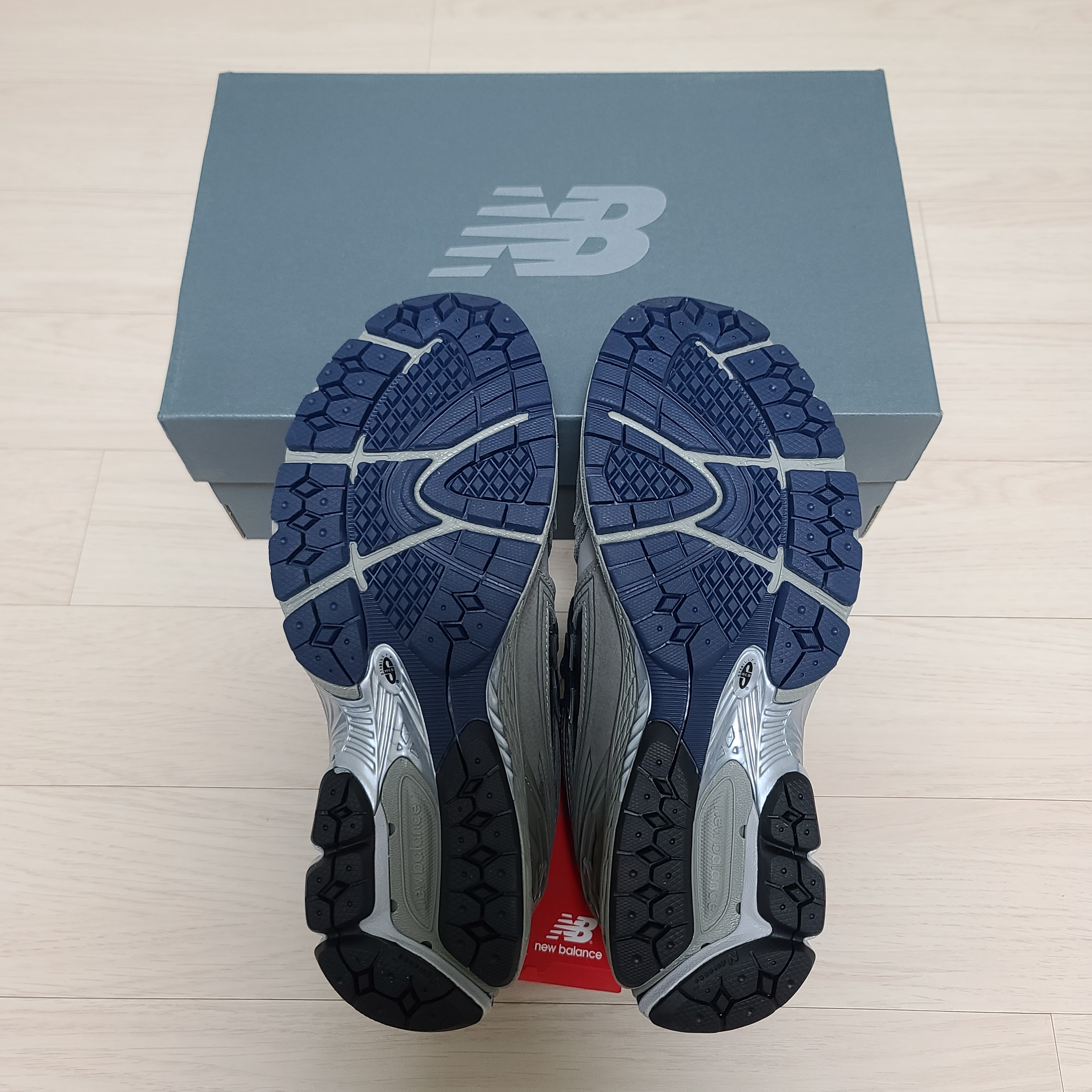 New Balance 1906R Charcoal Grey 착용 스타일 - 3