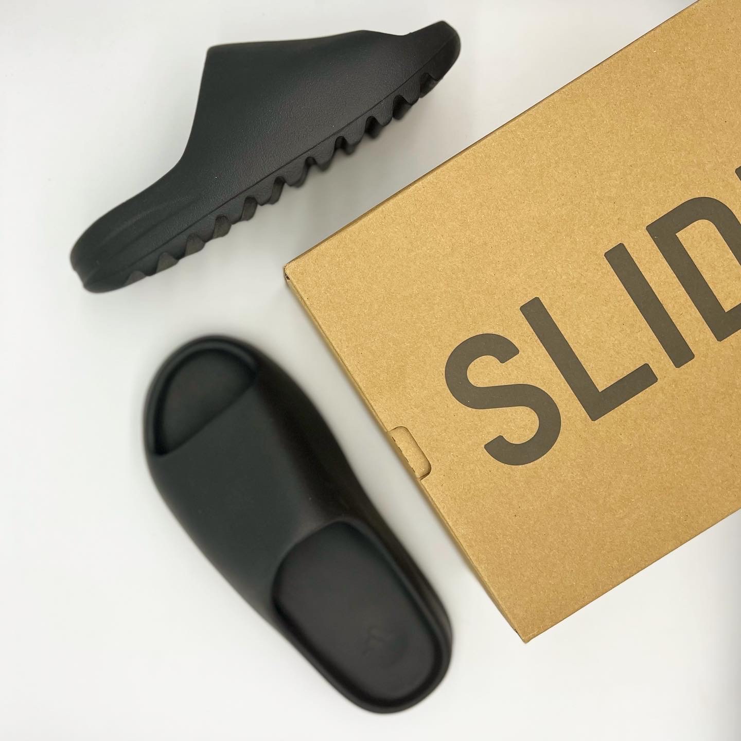 Adidas Yeezy Slide Onyx 착용 스타일 - 5