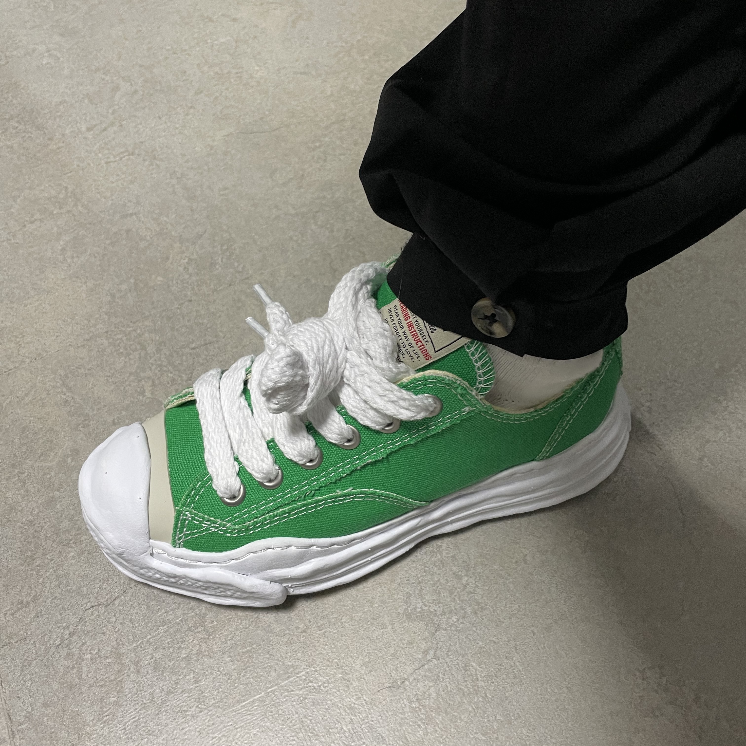Maison Mihara Yasuhiro Hank OG Sole Canvas Low-top Sneakers Green 착용 스타일 - 5