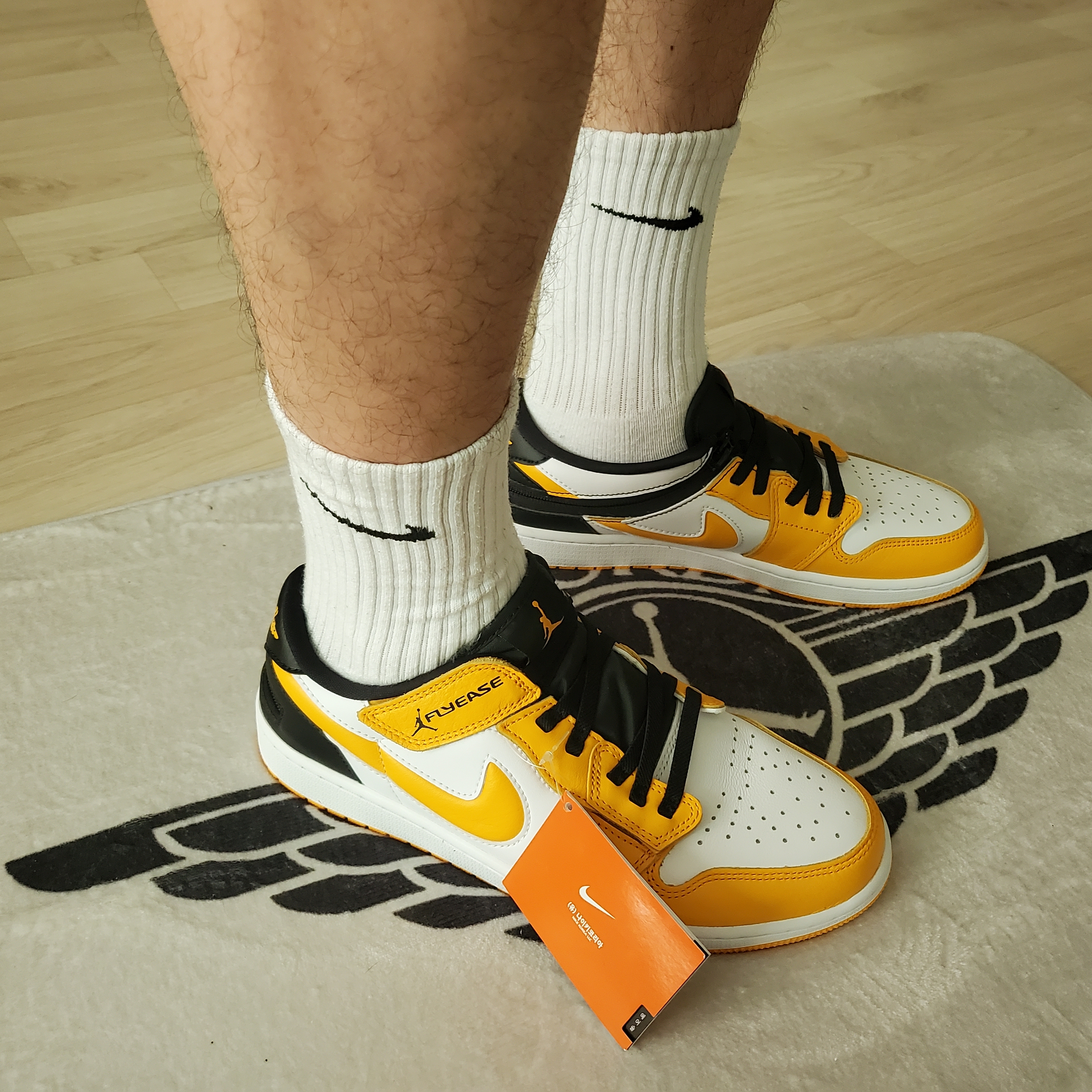Jordan 1 Low Flyease Taxi 착용 스타일 - 1