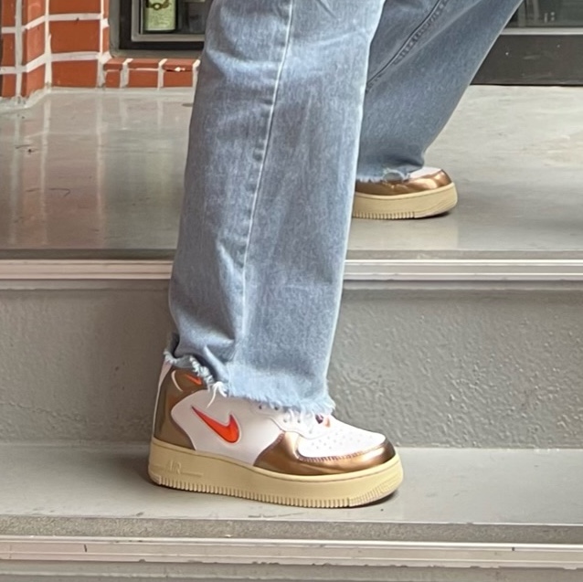 Nike Air Force 1 Mid QS Ale Brown 착용 스타일 - 2