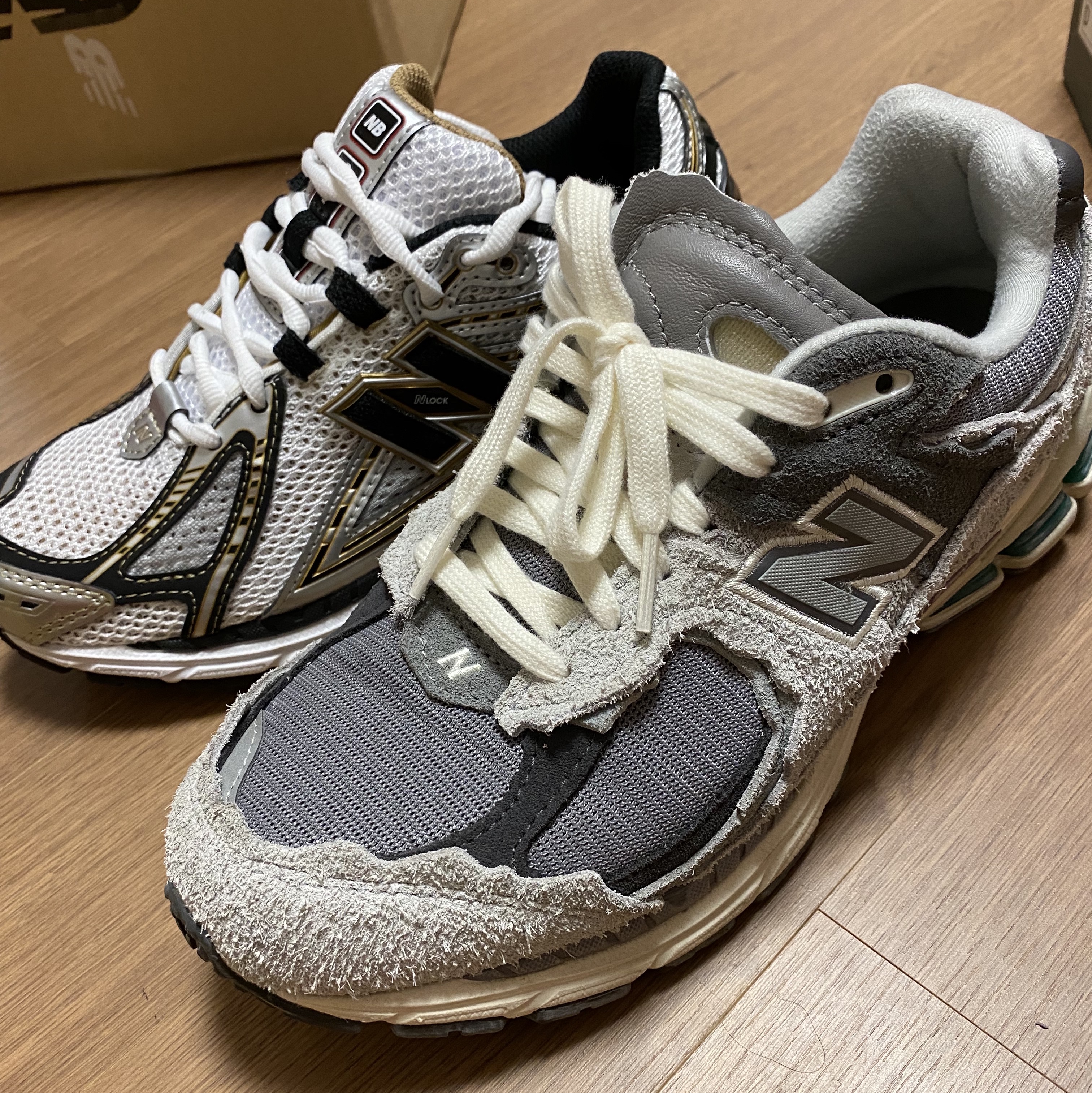 New Balance 2002R Protection Pack Rain Cloud, New Balance 1906R White Gold 착용 스타일 - 2