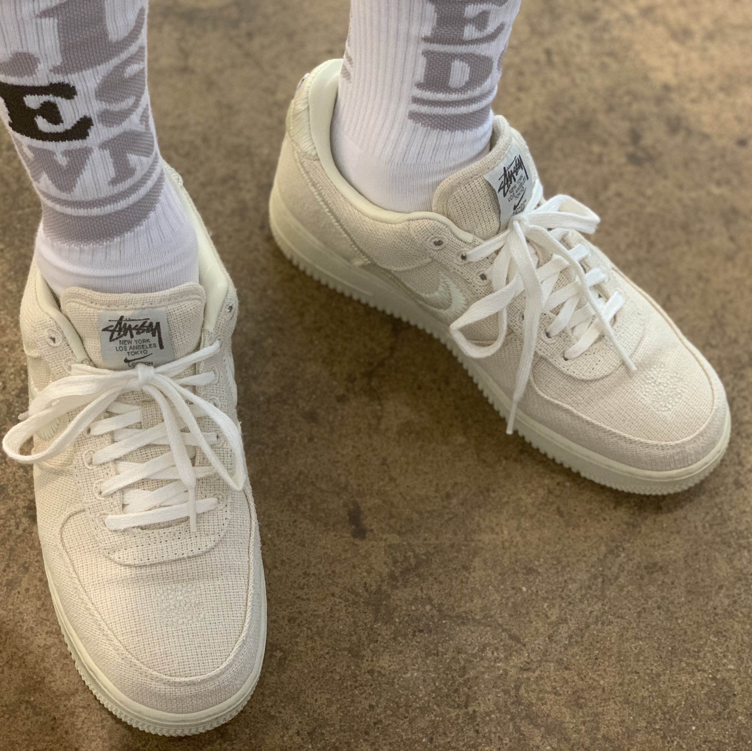 Nike x Stussy Air Force 1 Low Fossil 착용 스타일