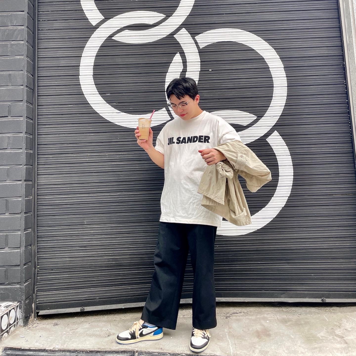 Jordan 1 x Travis Scott x Fragment Retro Low OG SP Military Blue, Jil Sander Logo T-Shirt Natural - 21FW 착용 스타일