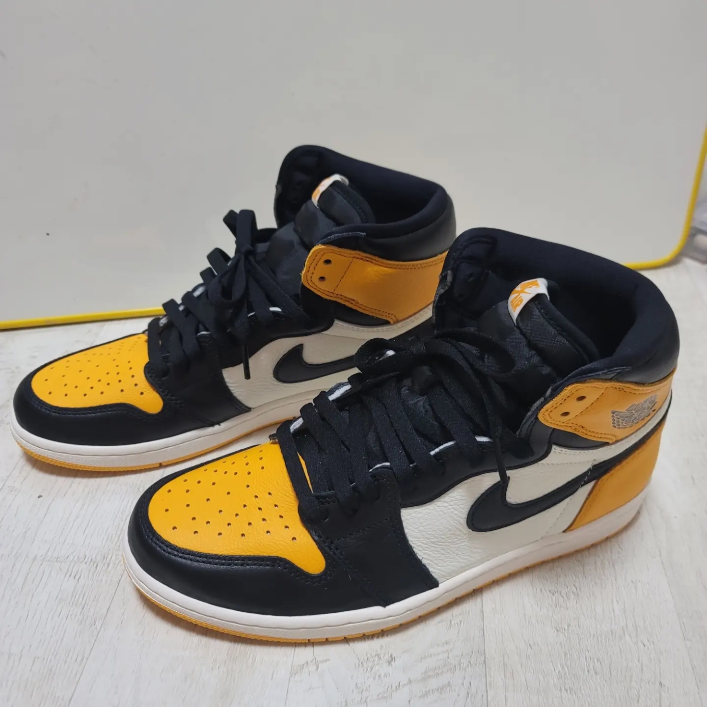 Jordan 1 Retro High OG Taxi, Jordan 1 Retro High OG University Gold Light Bordeaux 착용 스타일 - 1