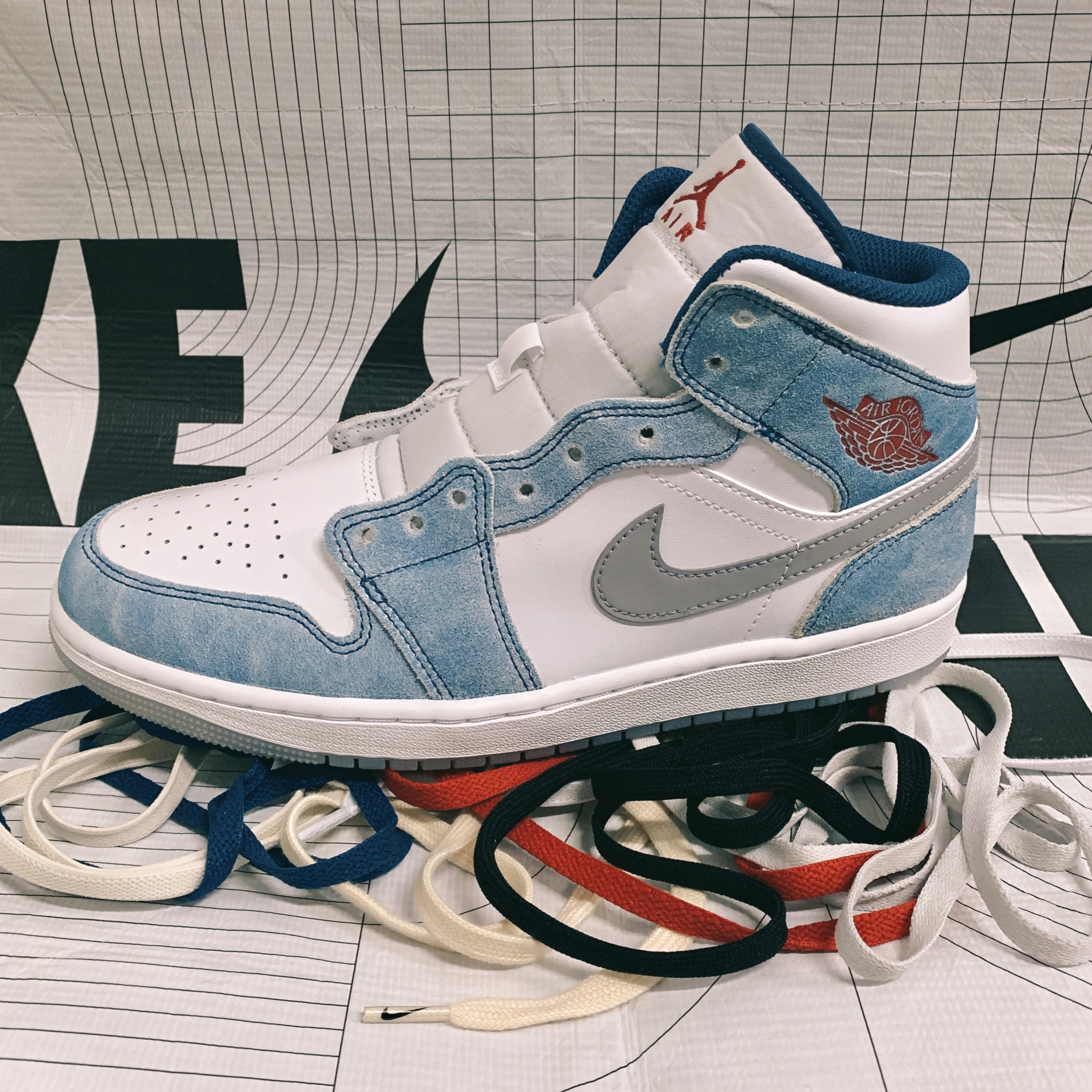 Jordan 1 Mid SE French Blue Fire Red 착용 스타일 - 1